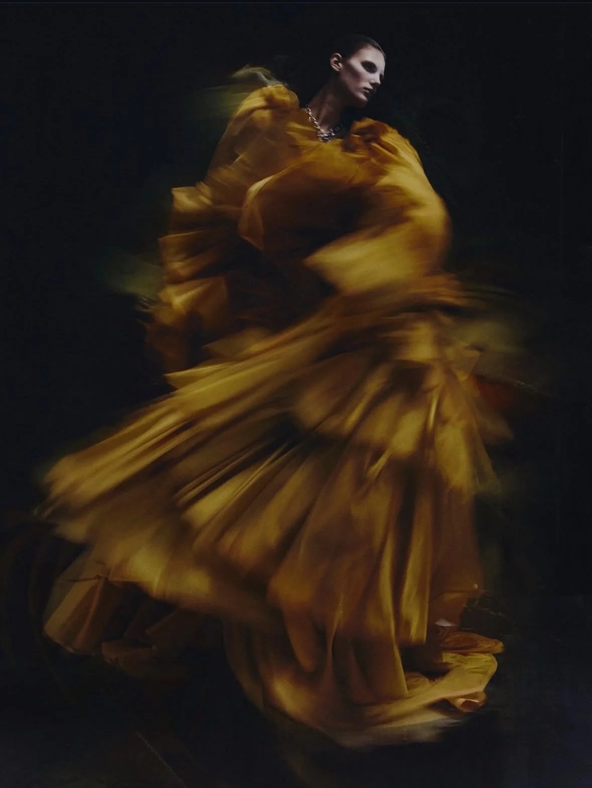 Winds of Change captured in a moment of quiet power and elegance

&bull;&bull;&bull;
#repost

@danieltarcher @magazine - &lsquo;Wind of Change&rsquo;

Photographer: @danieltarcher #danielarcher

Model: rosaliekefuchs
Stylist: @gro.curtis.studio
Make 