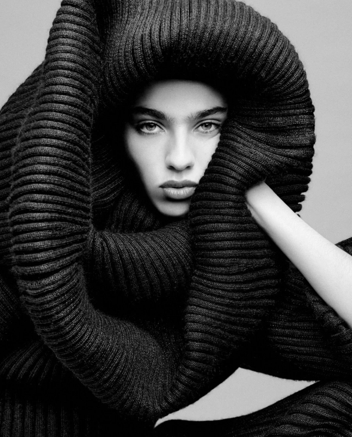 Loli Bahia moves through the Spring Summer 2026 season with effortless authority, each look a distinct expression of modern elegance.

Captured through the refined lens of Robin Galiegue and shaped by the vision of Robbie Spencer, this story feels bo