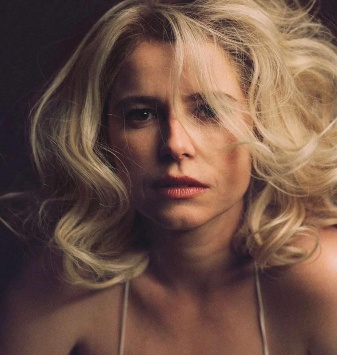 Jessie Buckley moves through emotion with rare beauty, turning fragility into strength and heartbreak into art.

&bull;&bull;&bull;
#repost

@wmag &ldquo;I would like to dedicate this to the beautiful chaos of a mother&rsquo;s heart.&rdquo; Jessie Bu