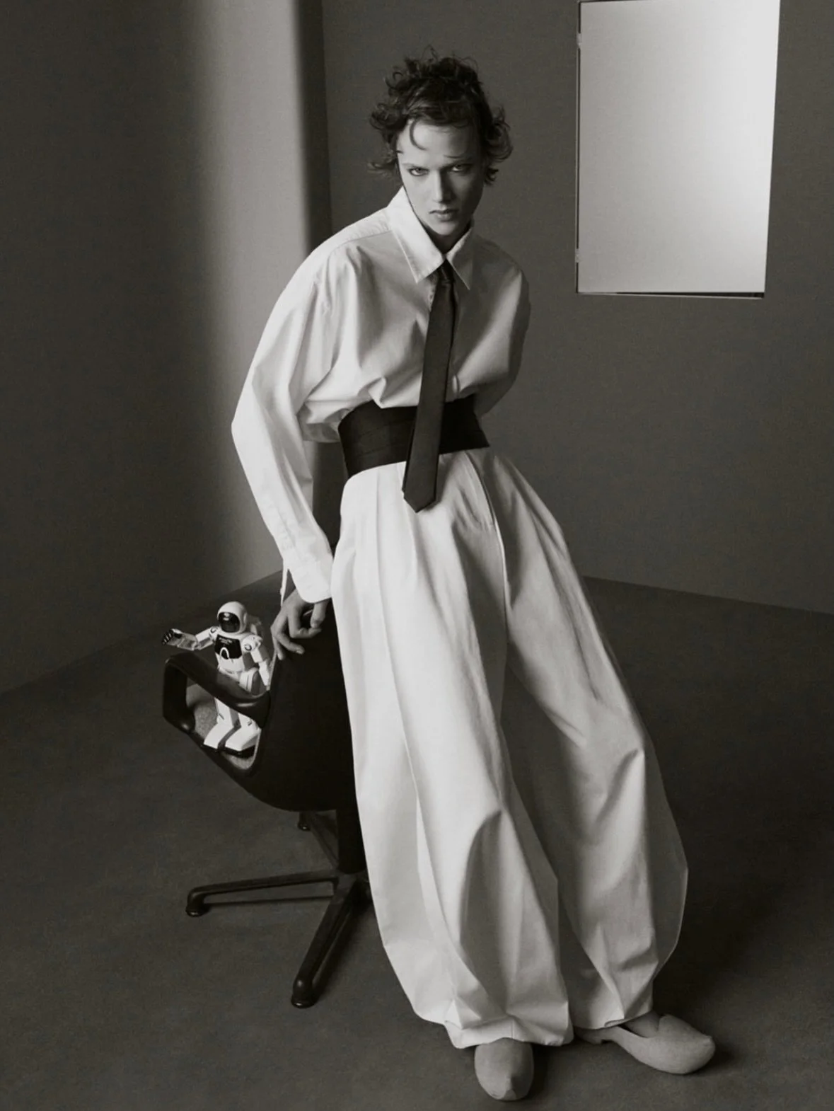 The rare kind of elegance that never needs to explain itself.

&bull;&bull;&bull;
#repost

@wmag She&rsquo;s no slouch. Beneath the casual ease of spring&rsquo;s loose silhouettes lies a study in rigor, discipline, and precision. In our latest issue,