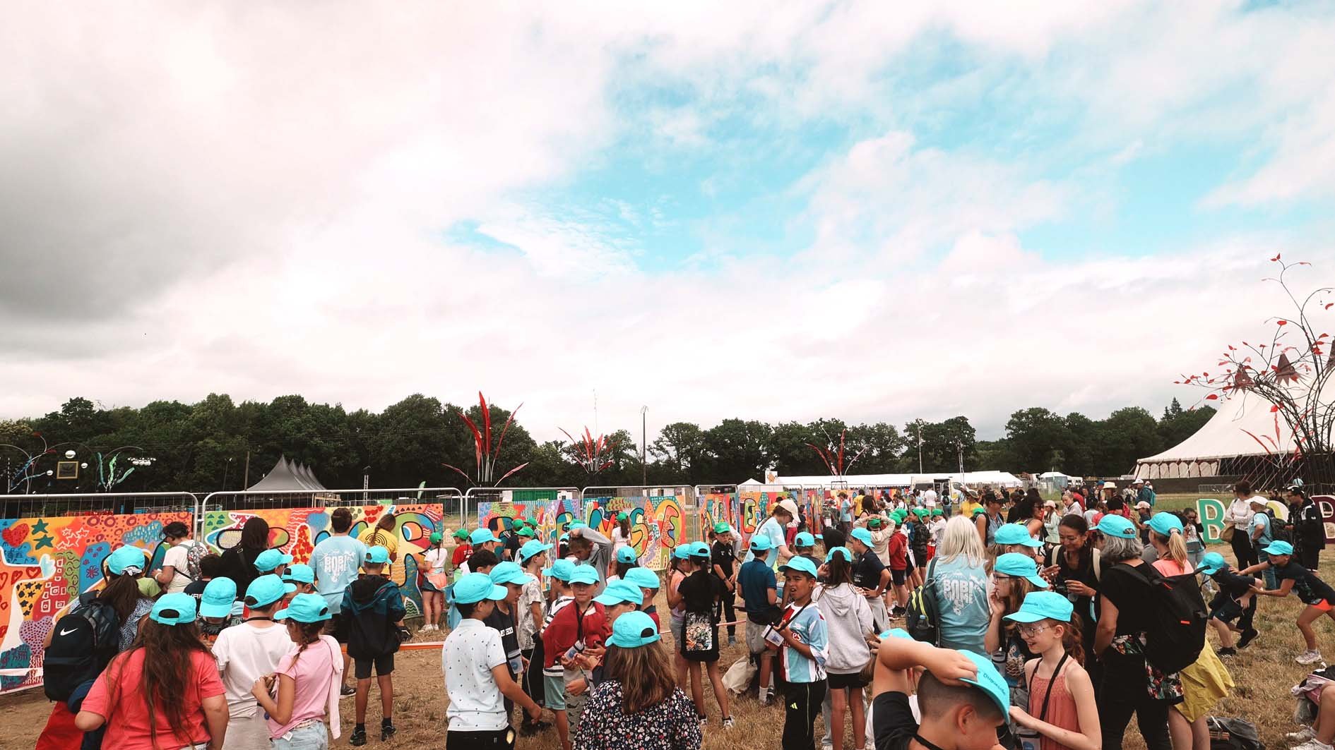 Une fresque de 35 m de long avec la participation de 1100 enfants lors de la première journée du festival Bobital le 26 Juin 2025.