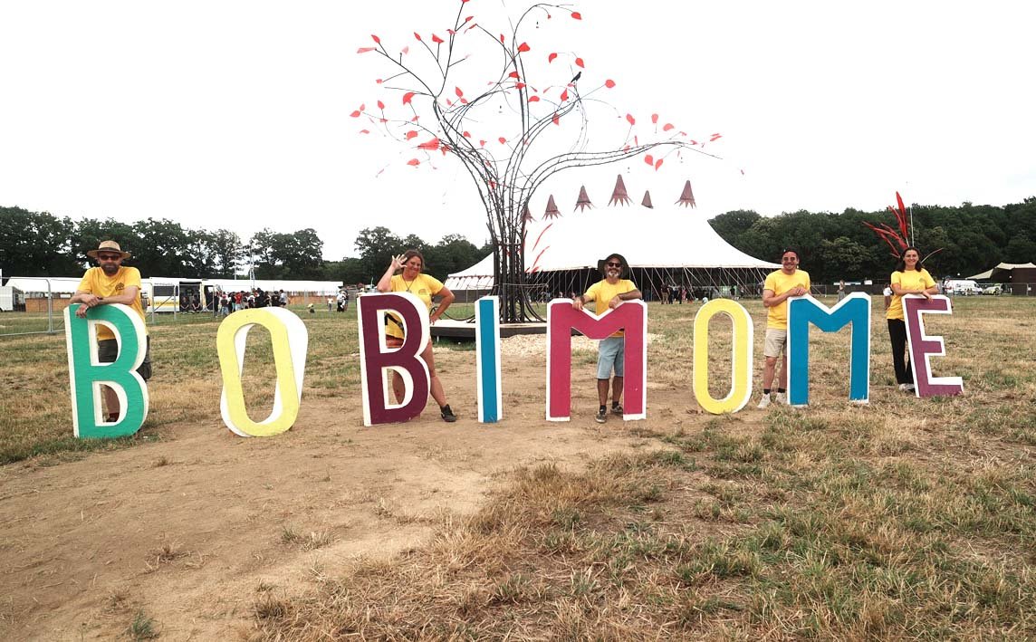 Equipe de Couleurs lors de la fresque réalisée au festival Bobital avec 1100 enfants le jeudi 26 Juin 2025 à Bobital.