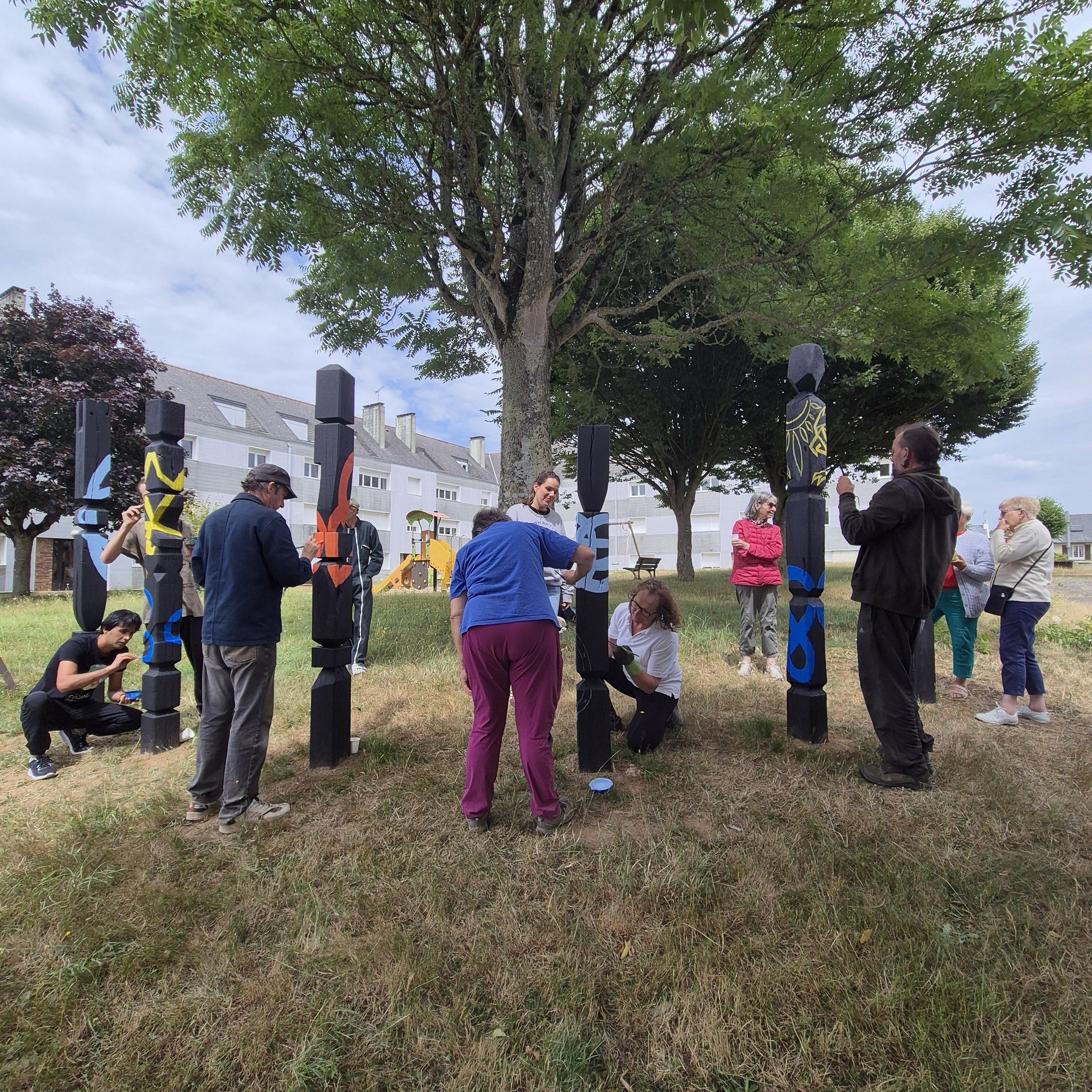 Atelier participatif avec le CCAS de Lanvallay, avec le réemploi de poutres en chêne transformées en Totems dans un quartier en rénovation. (Juin 2025)