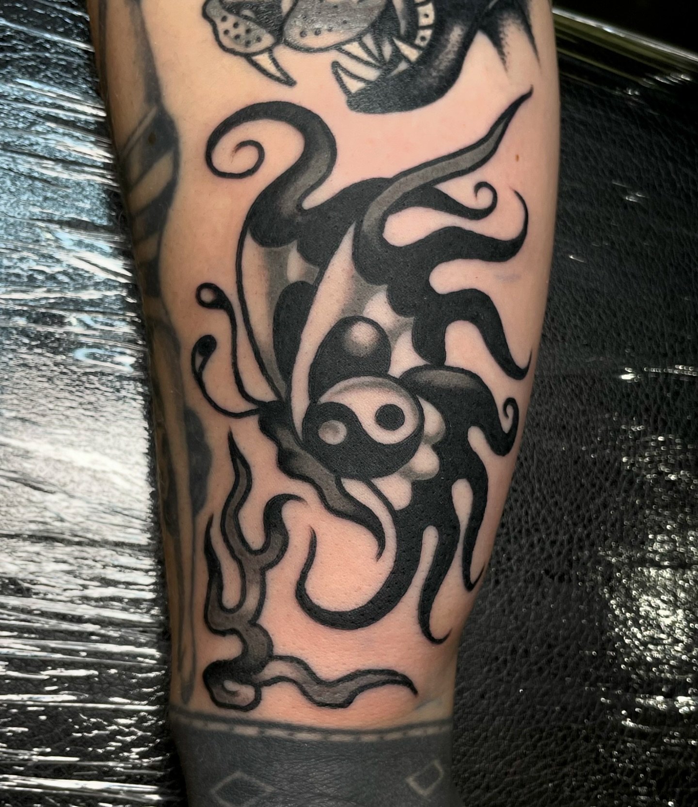 yin-yang butterfly and a &ldquo;my name is earl&rdquo; kinda day today. thank you again @anamariahall for hangin&rsquo; with us and getting some cool stuff. ☯️

touched up the gray on the panther, black is healed.
made @havefuntattoo 
thanks for L👁️