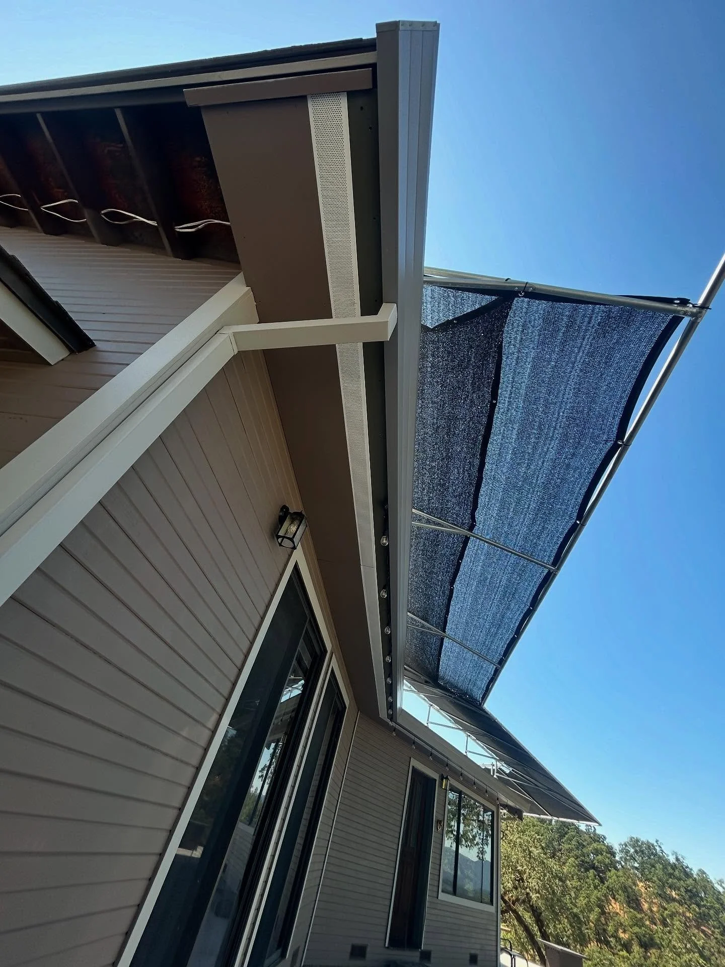 Check out this combined before and after image — the eave on the upper left is left unenclosed and vulnerable to ember intrusion; the eave to the right is enclosed, protecting the home from roof ignition. #enclosedeaves #homehardening