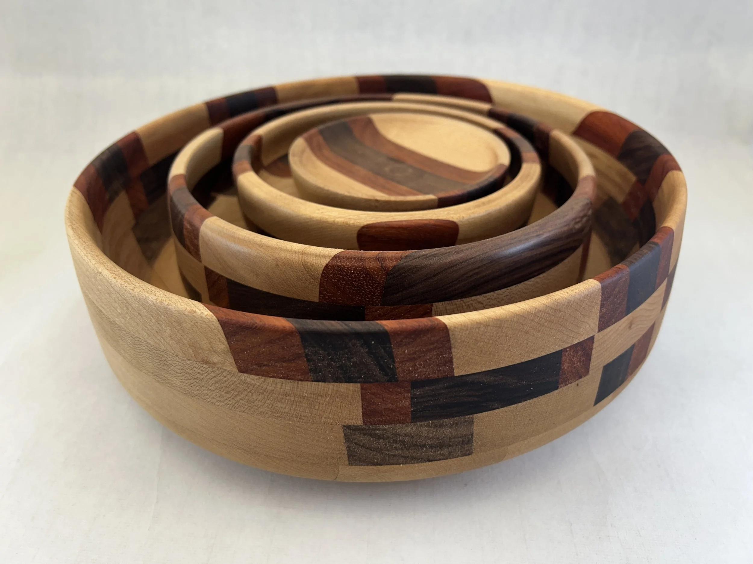 Segmented nesting bowls