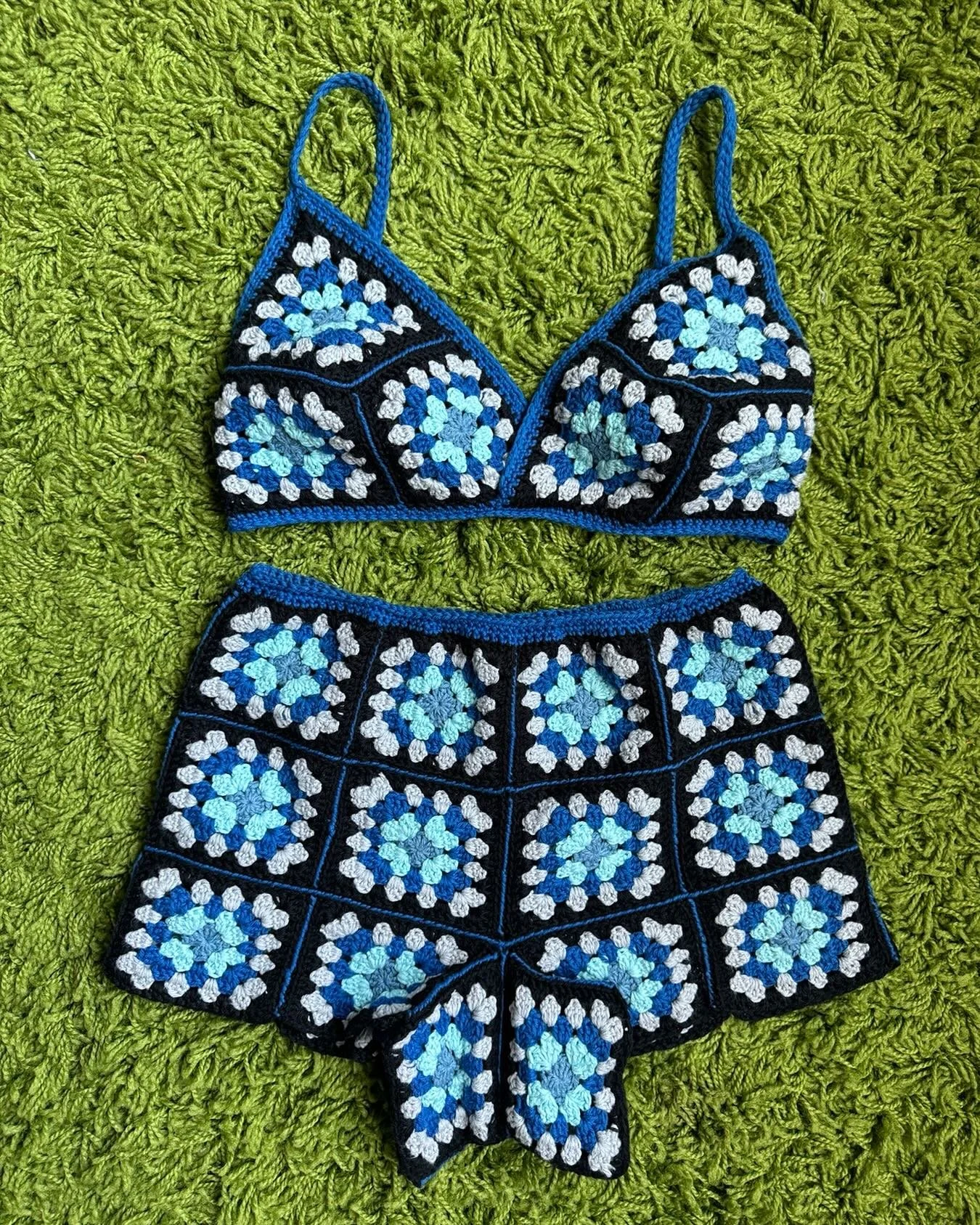 This set feels like summer! 🌞
I haven&rsquo;t had to chance to put this on yet this summer so&hellip; where we going???

#artfitbyzakyla #doesyourartfit #crochetoutfit #grannysquares #crochetshorts #crochetbralette #crochettwopieceoutfit #crochetsum