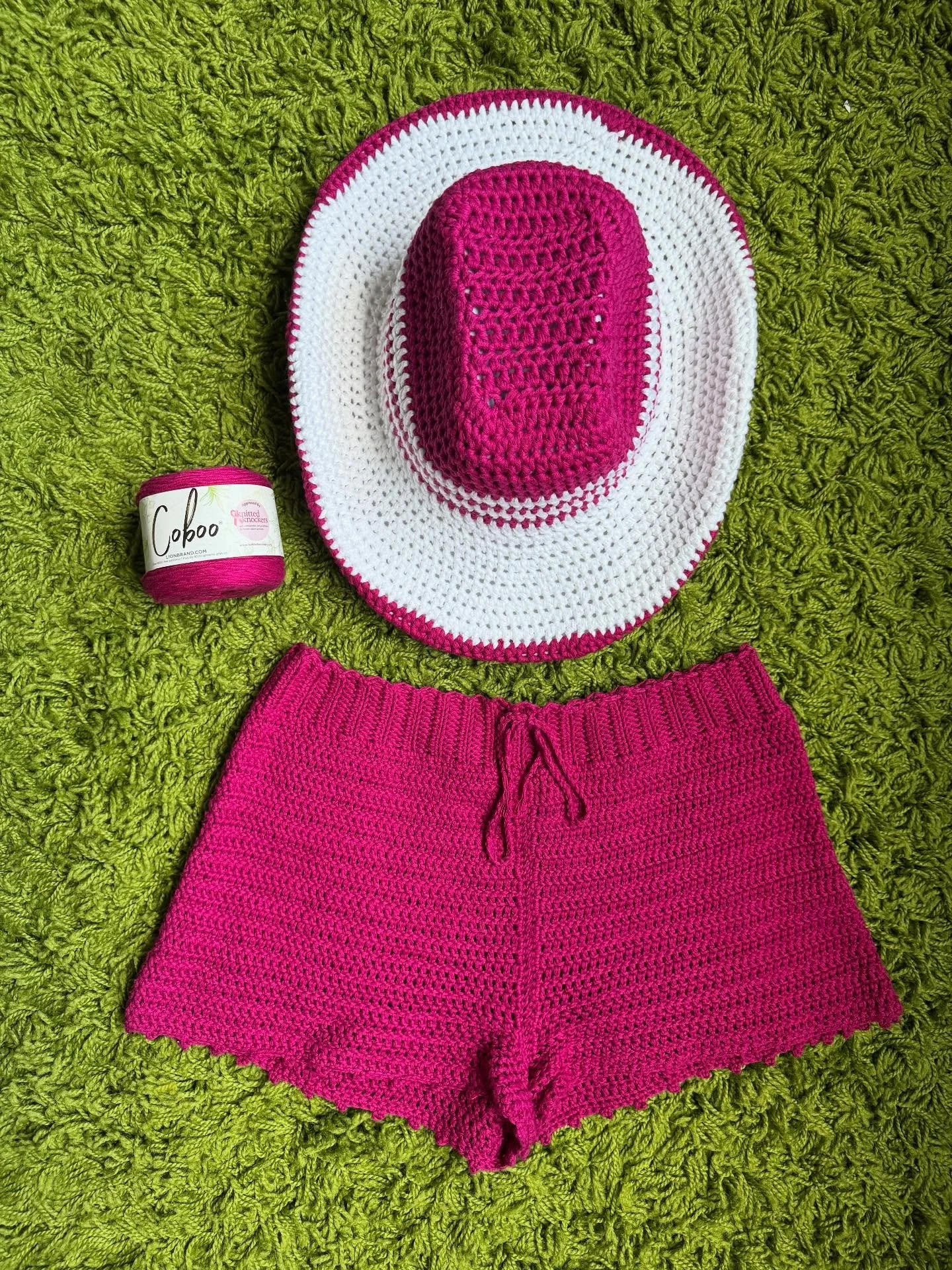 Shorty shorts with the hat to match! 🧶

You can find the shorty shorts pattern on my site! 

#crochet #crochetshorts #artfitshortyshorts #crochetpattern #fiberartist #dallascrochet #crochetdallas #crochetoutfit #crochethat