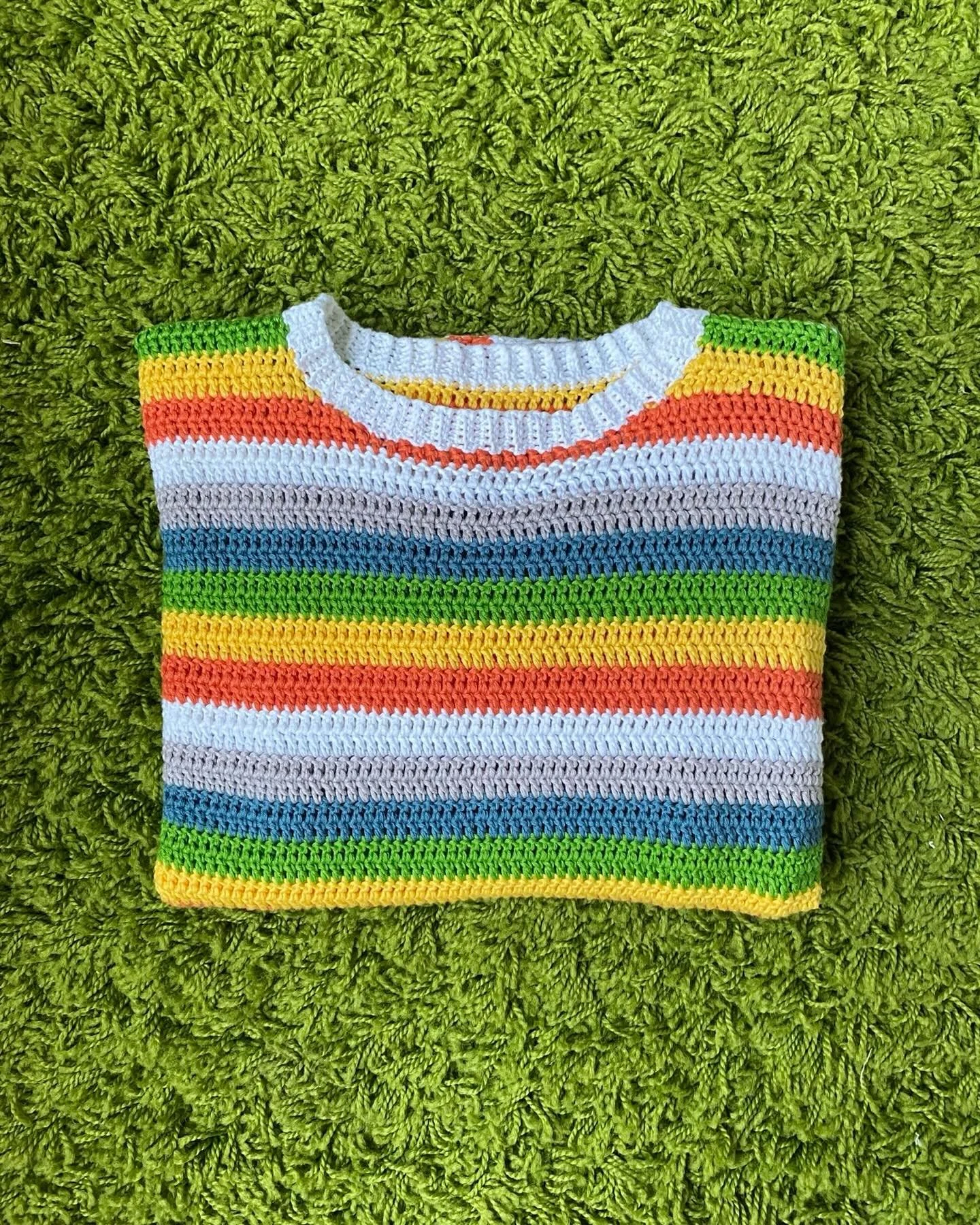 Channeling all the sunshine and blue skies right now because it looks like midnight and it&rsquo;s just after 6pm 😭

Not gonna lie, that SAD rolled in like a storm today. But seeing this sweater makes me feel good!! 

#crochet #artfitbyzakyla #doesy