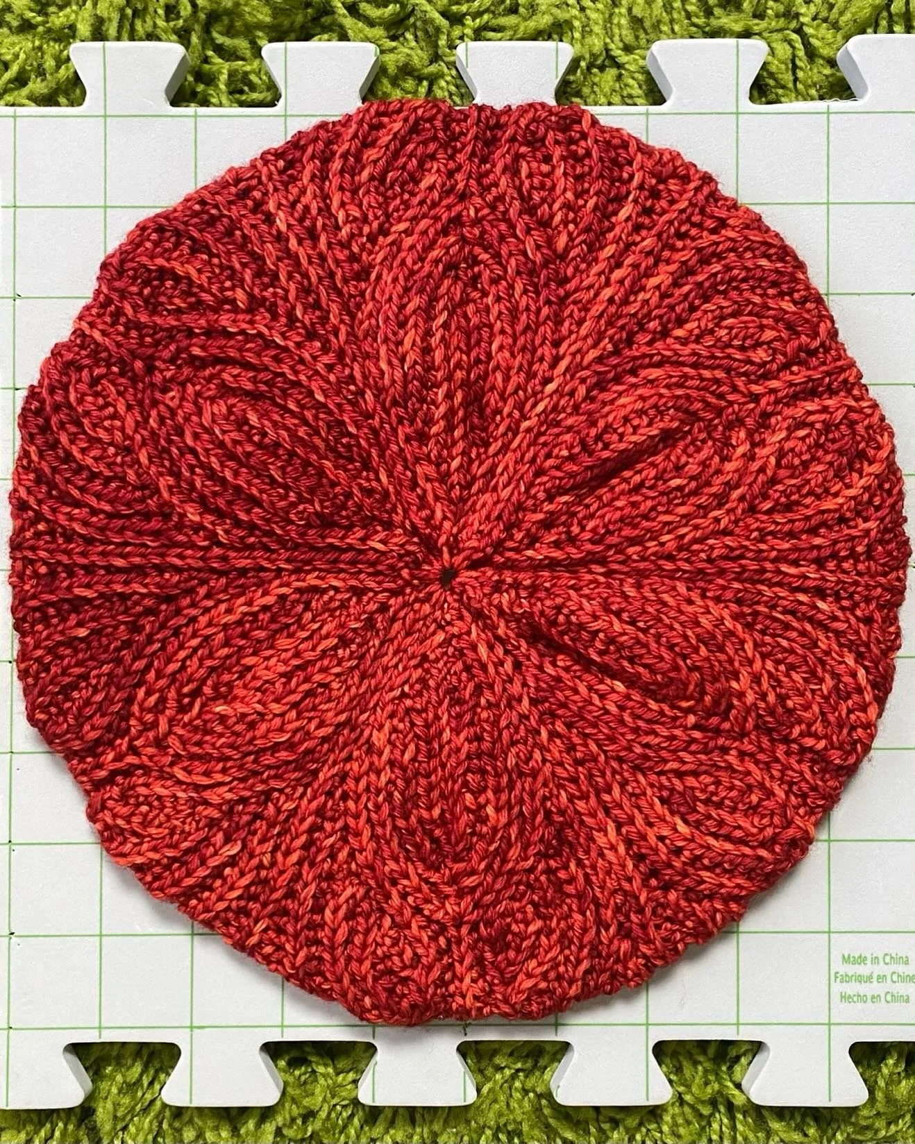 The Aureole Beret by Lucia Luciano is such a fun make! Short rows of hdc blo give this crochet a brioche look! I used @madelinetosh Tosh DK in the color Carolina Reaper!

#crochet #beret #aureoleberet #artfitbyzakyla #doesyourartfit #madelinetosh