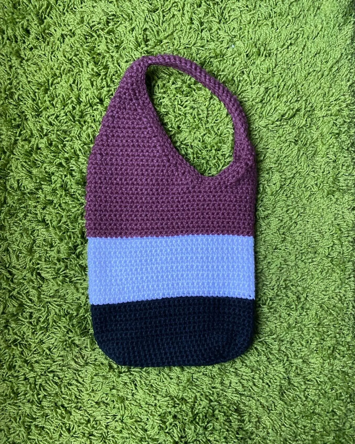 I told y&rsquo;all I really liked this pattern! I made another one but with different colors! This is a great way to use up some super bulky yarn. 

Pattern is the Dune Bag from @twoofwands! 

#crochet #crochetbag #crochetproject #dunebag #artfitbyza