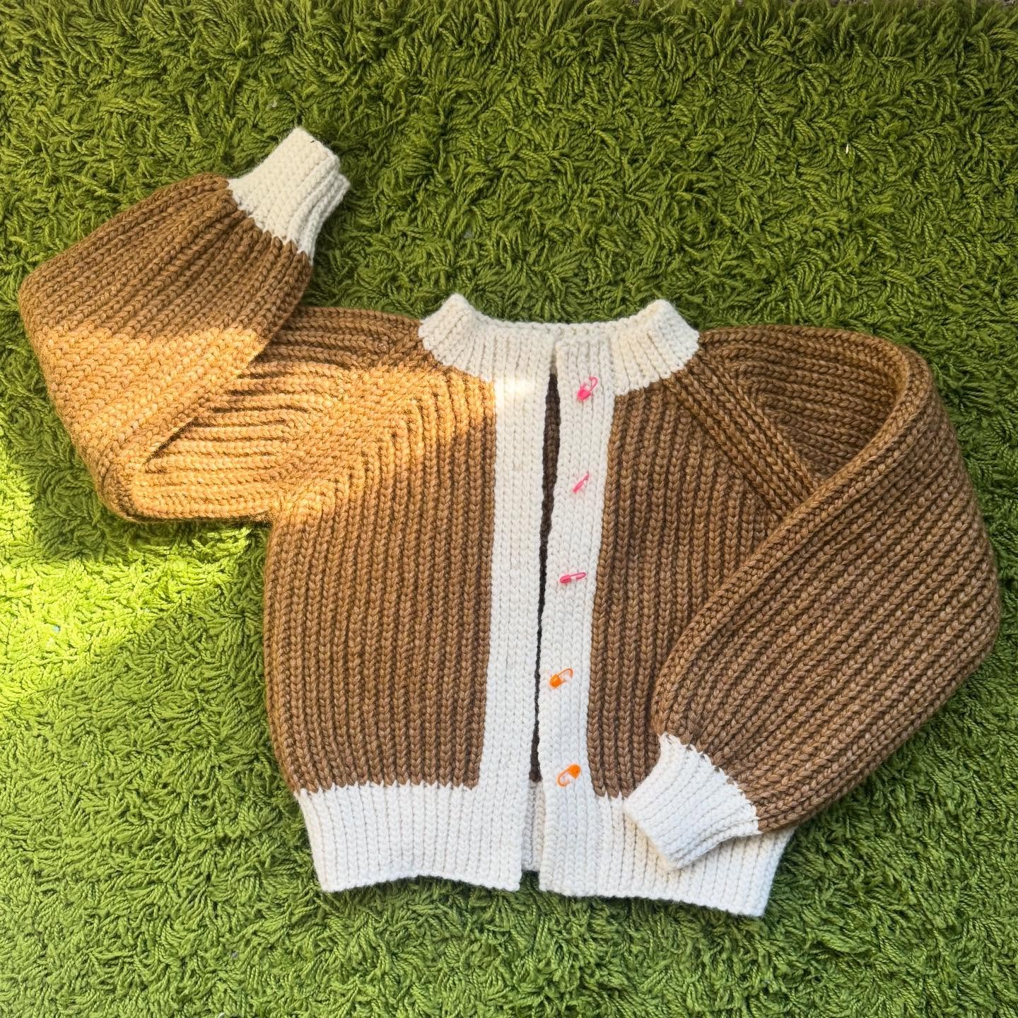 The beautiful Do&ntilde;a Cardi from @lolacrochets using Hobbi Happy Place Apricity from @tlyarncrafts! 

She&rsquo;s a thick girl and I absolutely love her! 

#crochet #crochetcardigan #crochetpattern #artfitbyzakyla