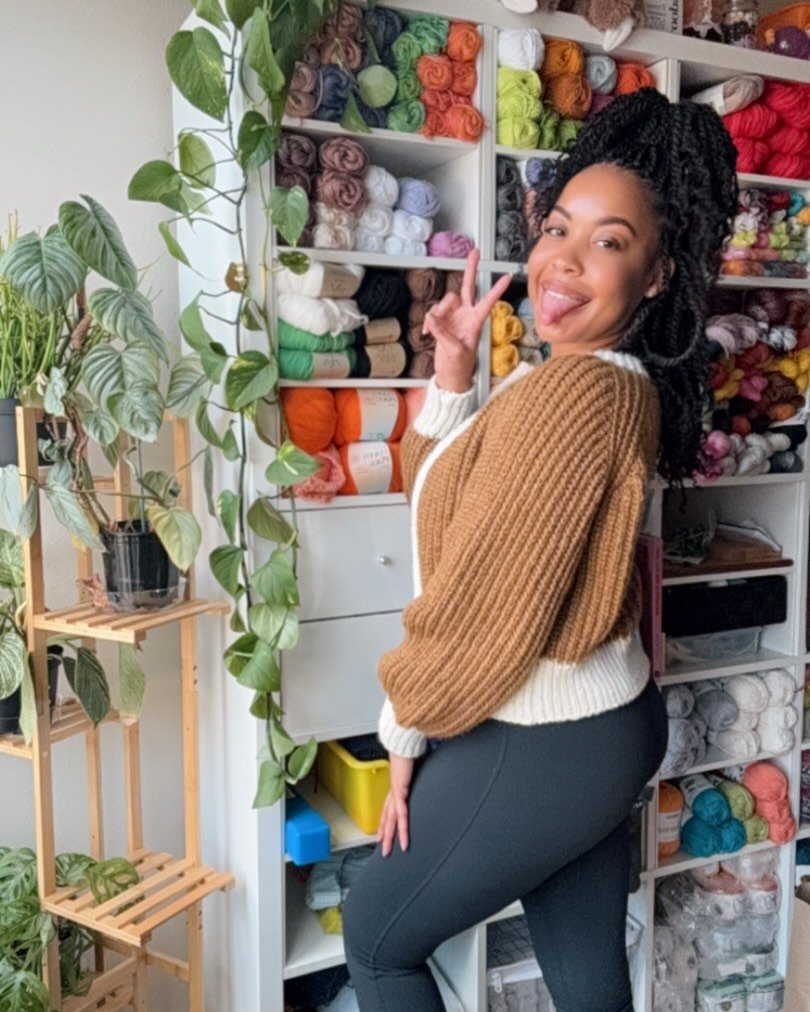 If the cardi fits, wear it! I&rsquo;ve realized this cardi is big enough to wear over a hoodie and lately it&rsquo;s been one of my favorite layering pieces! 

#crochet #artfitbyzakyla #donacardi #doesyourartfit