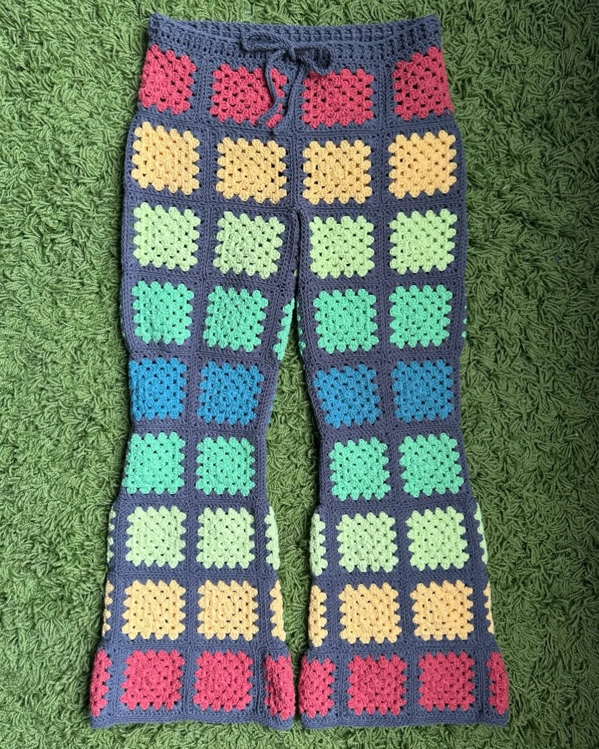 I&rsquo;m itching for another granny square project. I have a crap ton of fingering weight scraps and I think I&rsquo;ll turn them into squares! 

#crochet #crochetpants #grannysquares #artfitbyzakyla #doesyourartfit #crochetoutfit