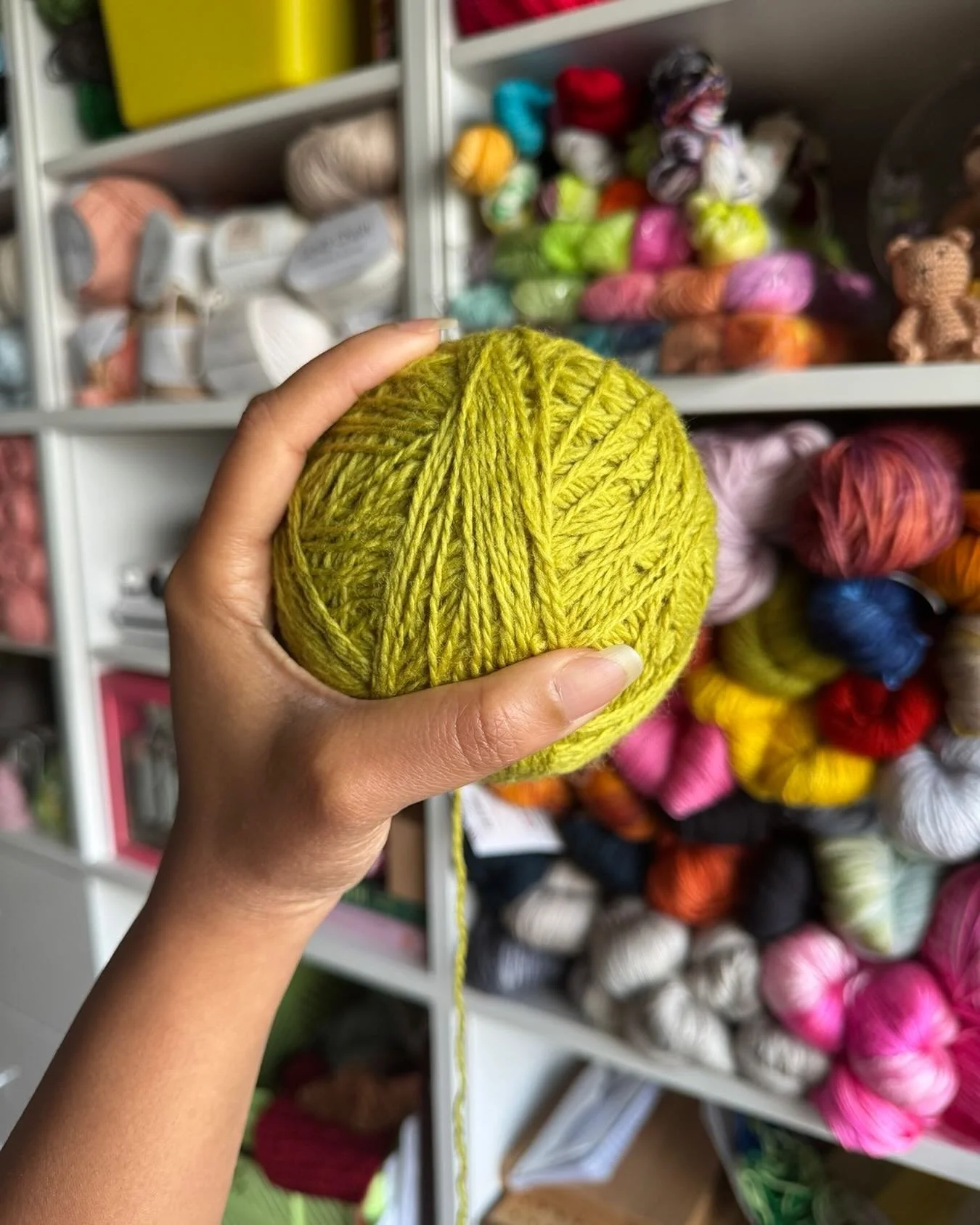 Chartreuse! Idk what it is about the grinchy greens but the call to me! 

#yarn #crochet #artfitbyzakyla #doesyourartfit