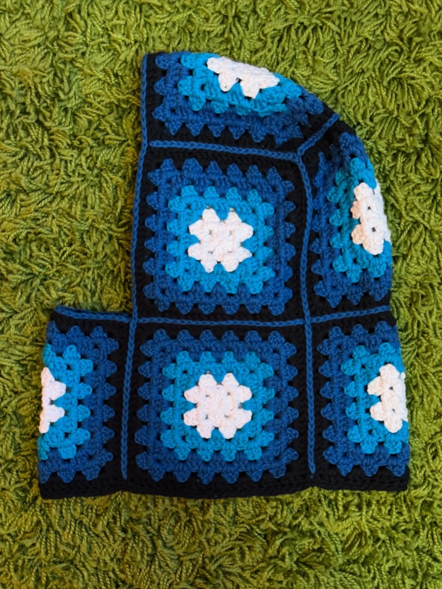 I made a granny square balaclava! Just 8 granny squares made this! I used Paintbox Cotton Aran! 

I had a lot of fun working this up! 

#crochet #artfitbyzakyla #doesyourartfit #crocheter #grannysquare #balaclava