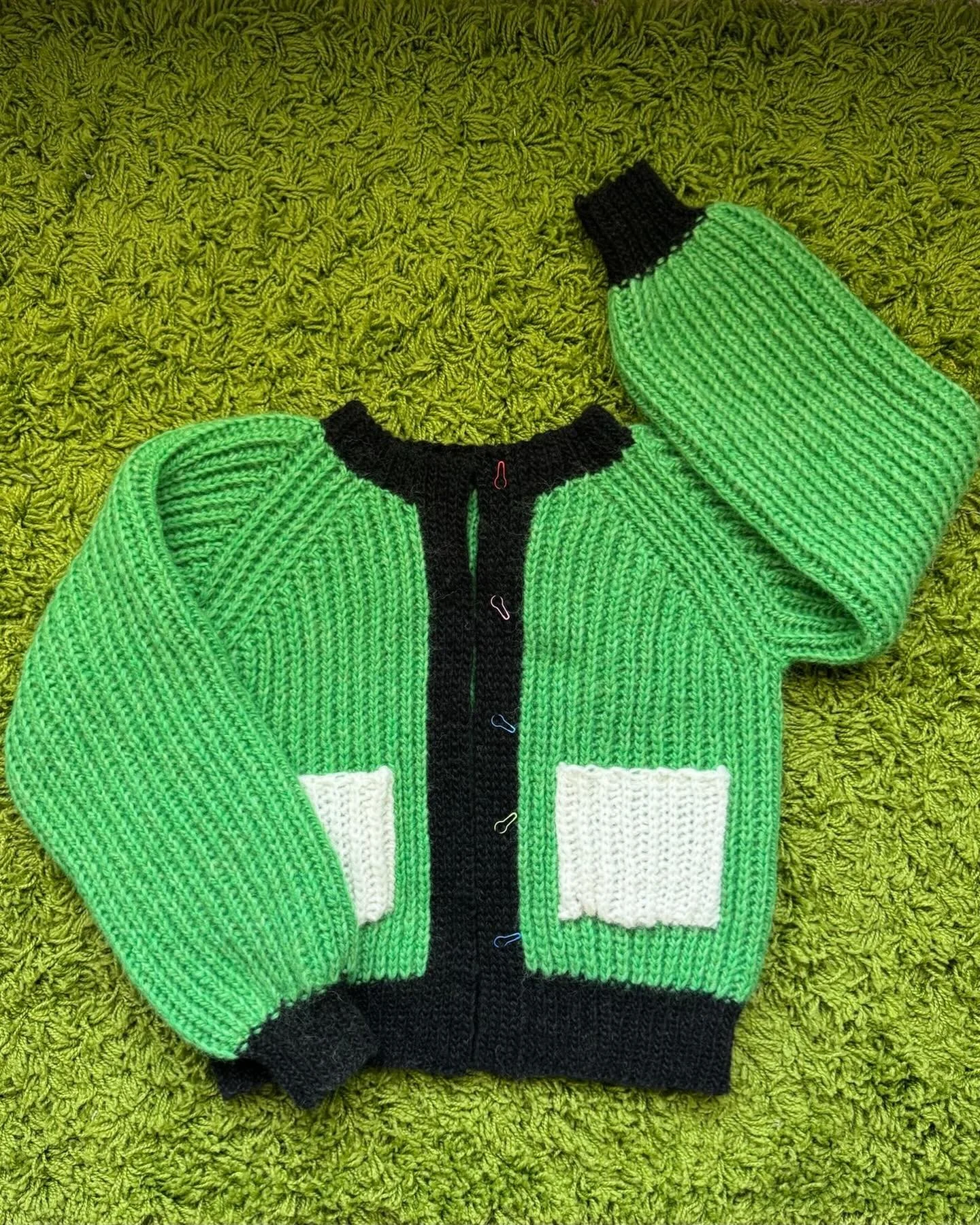 The Do&ntilde;a Cardi! 💚💚💚 
Pattern by Lola Crochet 

#crochet #crochetcardigan #artfitbyzakyla #doesyourartfit #crocheter #flatlay