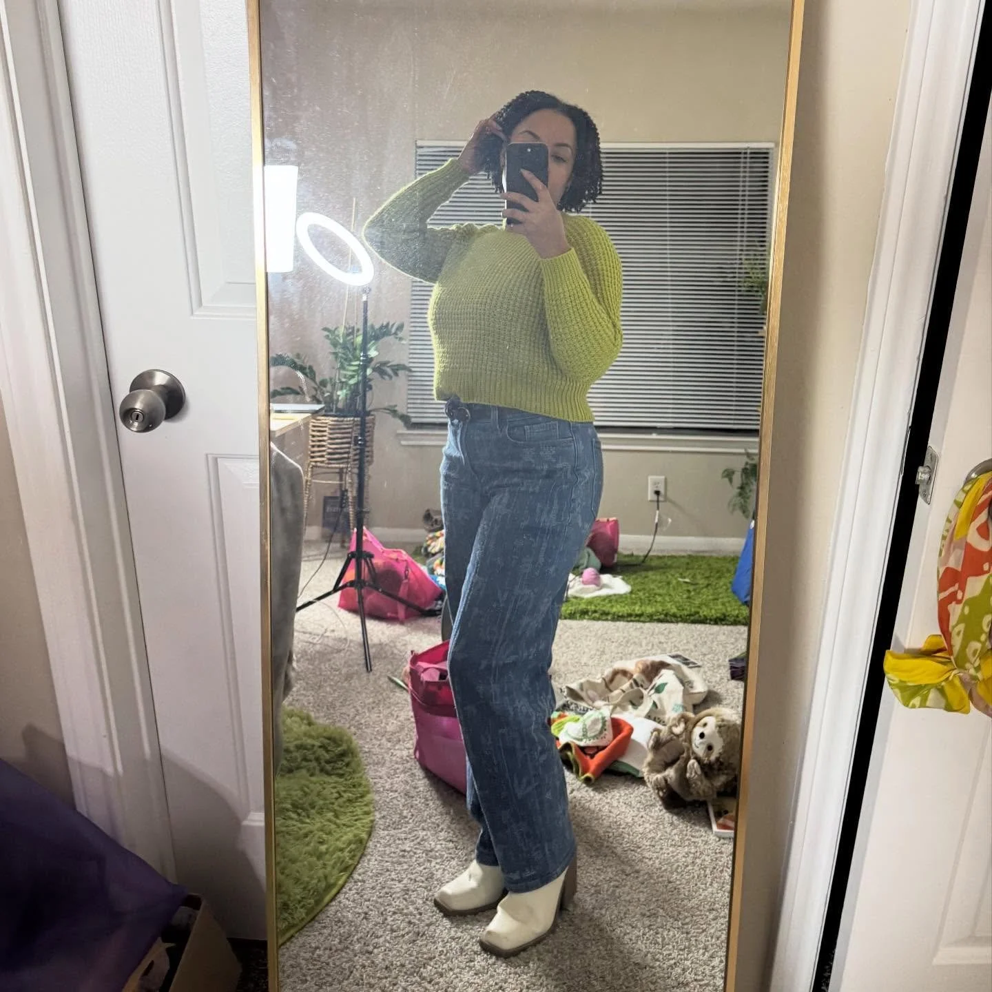 Yarn room selfies. I really liked my outfit! 💚🧶🦥

#yarn #crochet #crochetsweater #crocheter #dunasweater #artfitbyzakyla #doesyourartfit #crochetoutfit