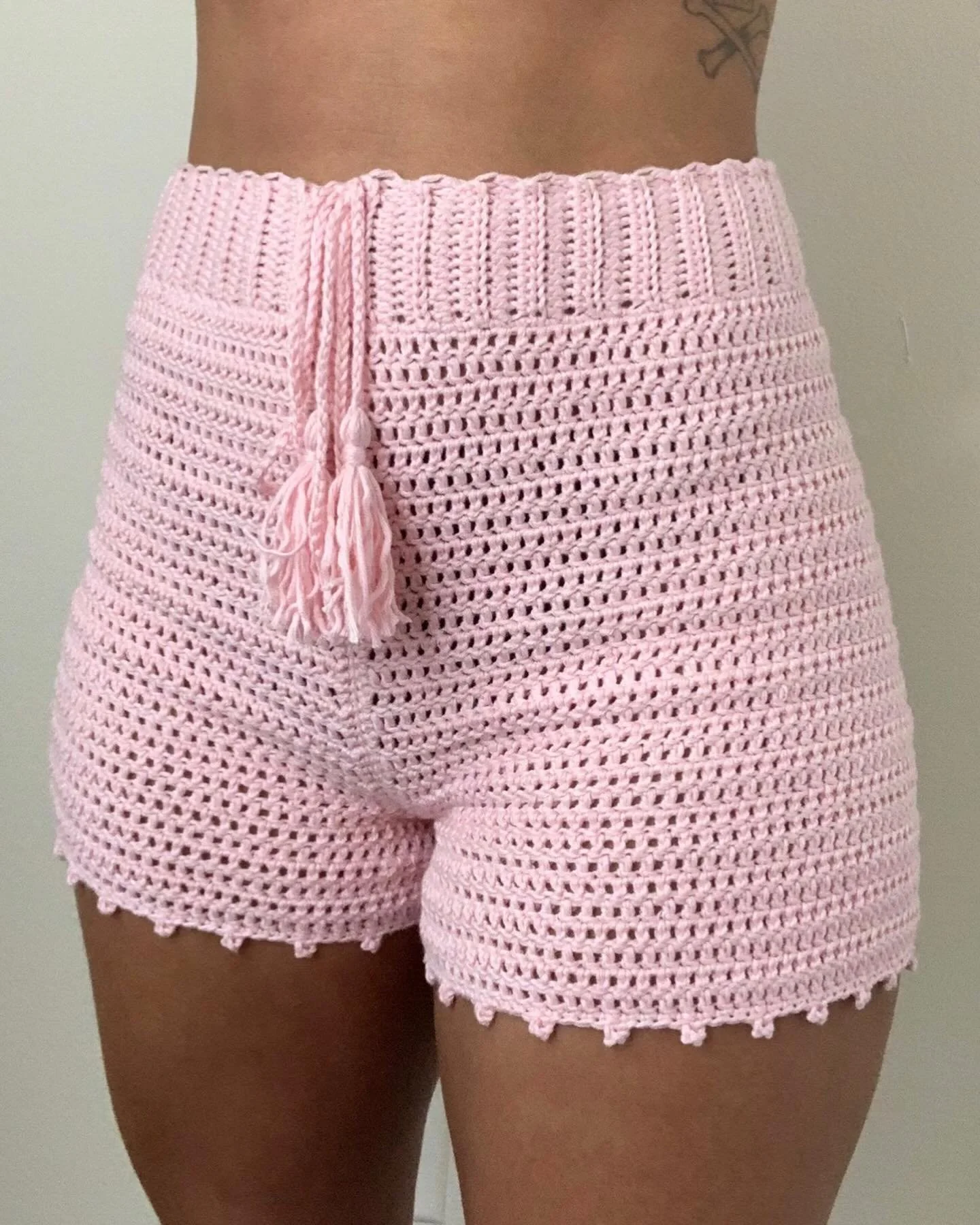 It&rsquo;s warming up outside! I wonder what color shorts will I make this year! Maybe black. 

#crochet #artfitshortyshorts #artfitbyzakyla #doesyourartfit #crochetshorts