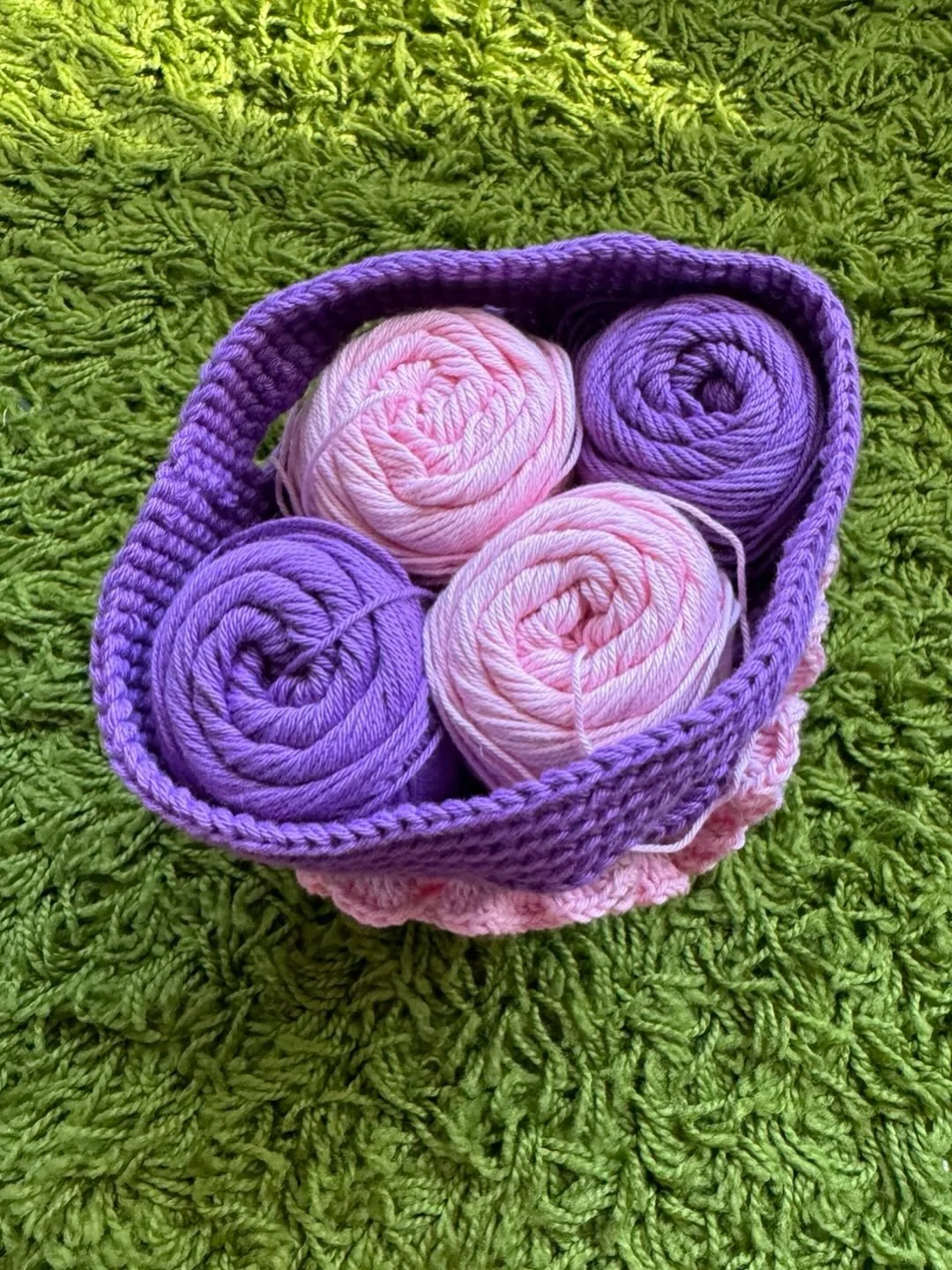 Did you know there&rsquo;s a cute free pattern on my website! All the details can be found at doesyourartfit.com under blogs! 

#crochetpattern #doesyourartfit #artfitbyzakyla #heartfrilledbag #freecrochetpattern