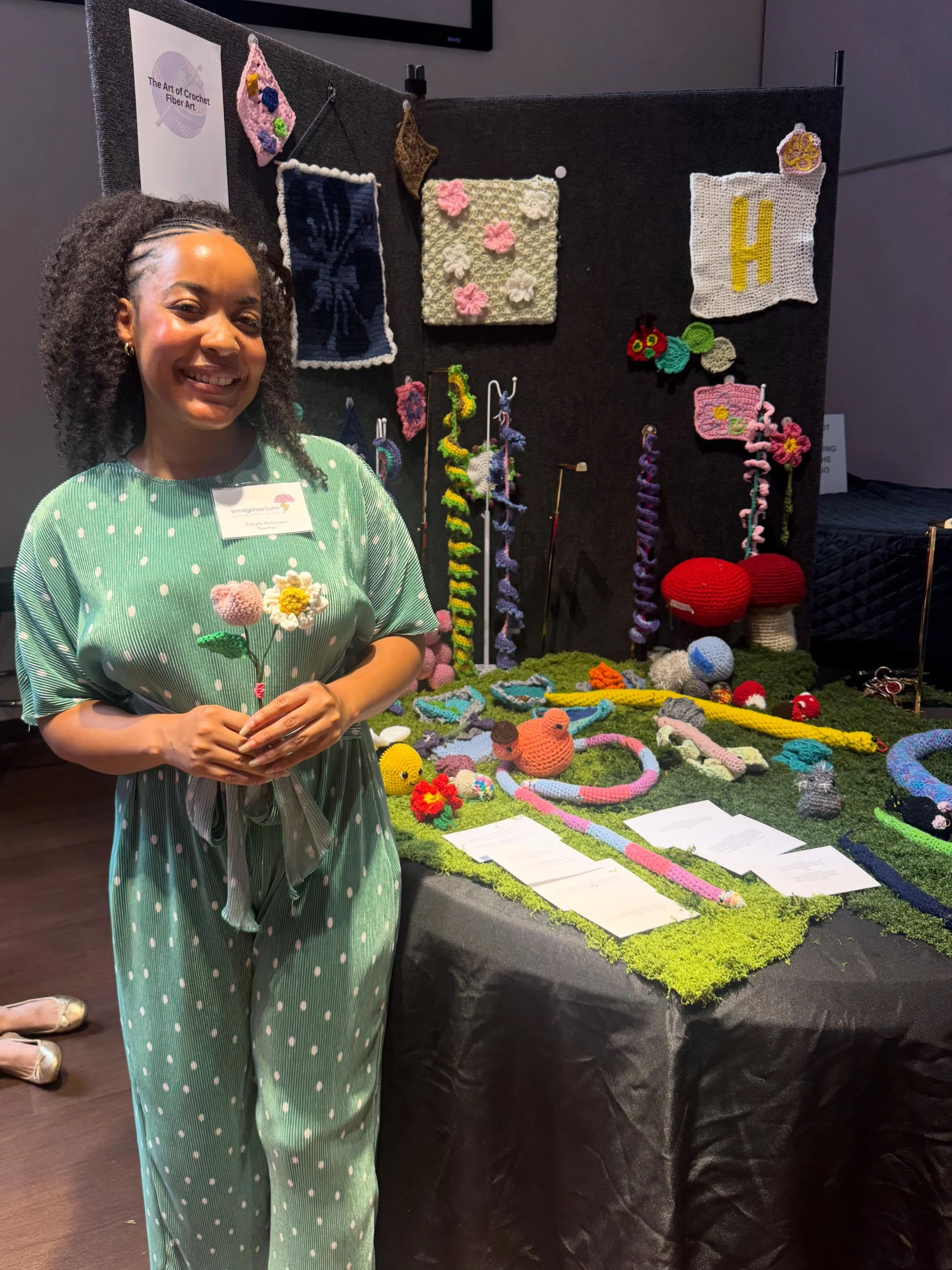 Thank you to all my friends who came to support! The girls said I put my teacher voice on 😅 Super special thanks to one of my private lesson students who crocheted me a little flower bouquet! 🥹

#crochet #crochetteacher #doesyourartfit #learntocroc