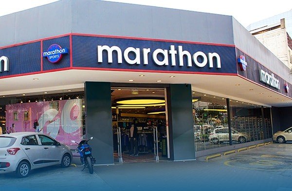 Marathon Miraflores sports store entrance viewed from outside.