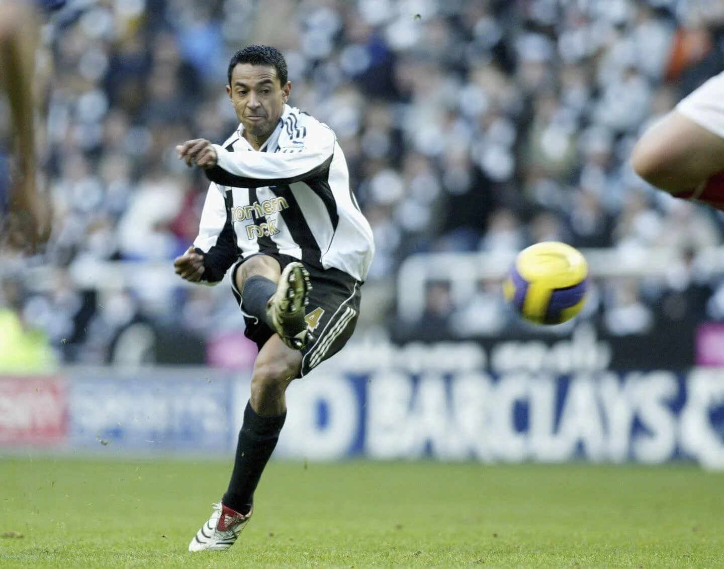 Nolberto Solano taking a free kick for Newcastle United