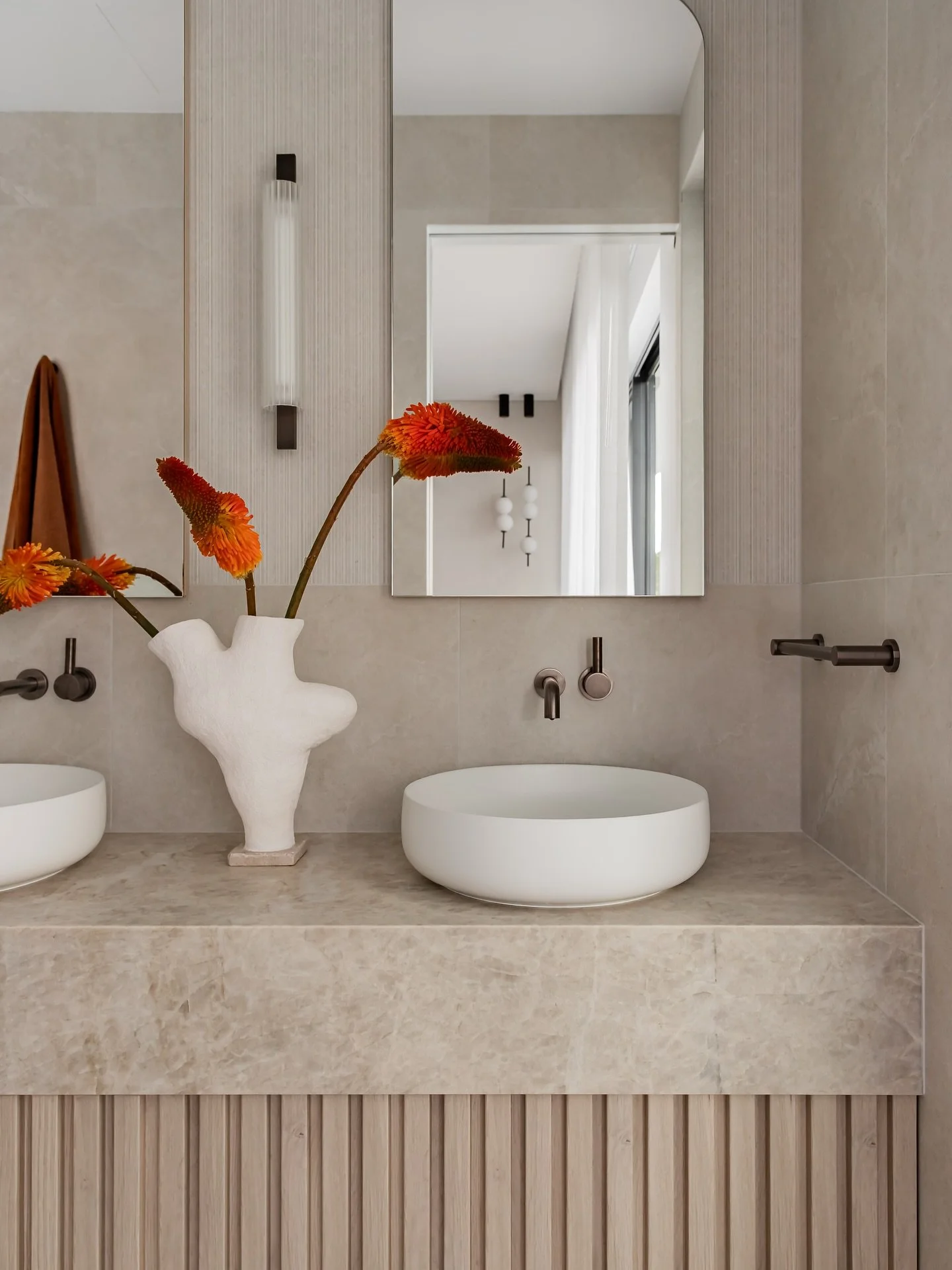 Elevare Residence | Master Ensuite — Calm, refined, and timeless. ๐งก
Interior design @nazdesignstudio.au 
Photo @rem_designhouse 
Photoshoot styling @haus.of_e 
#ElevareResidence #MasterEnsuite #BathroomDesign #LuxuryInteriors #InteriorDesign