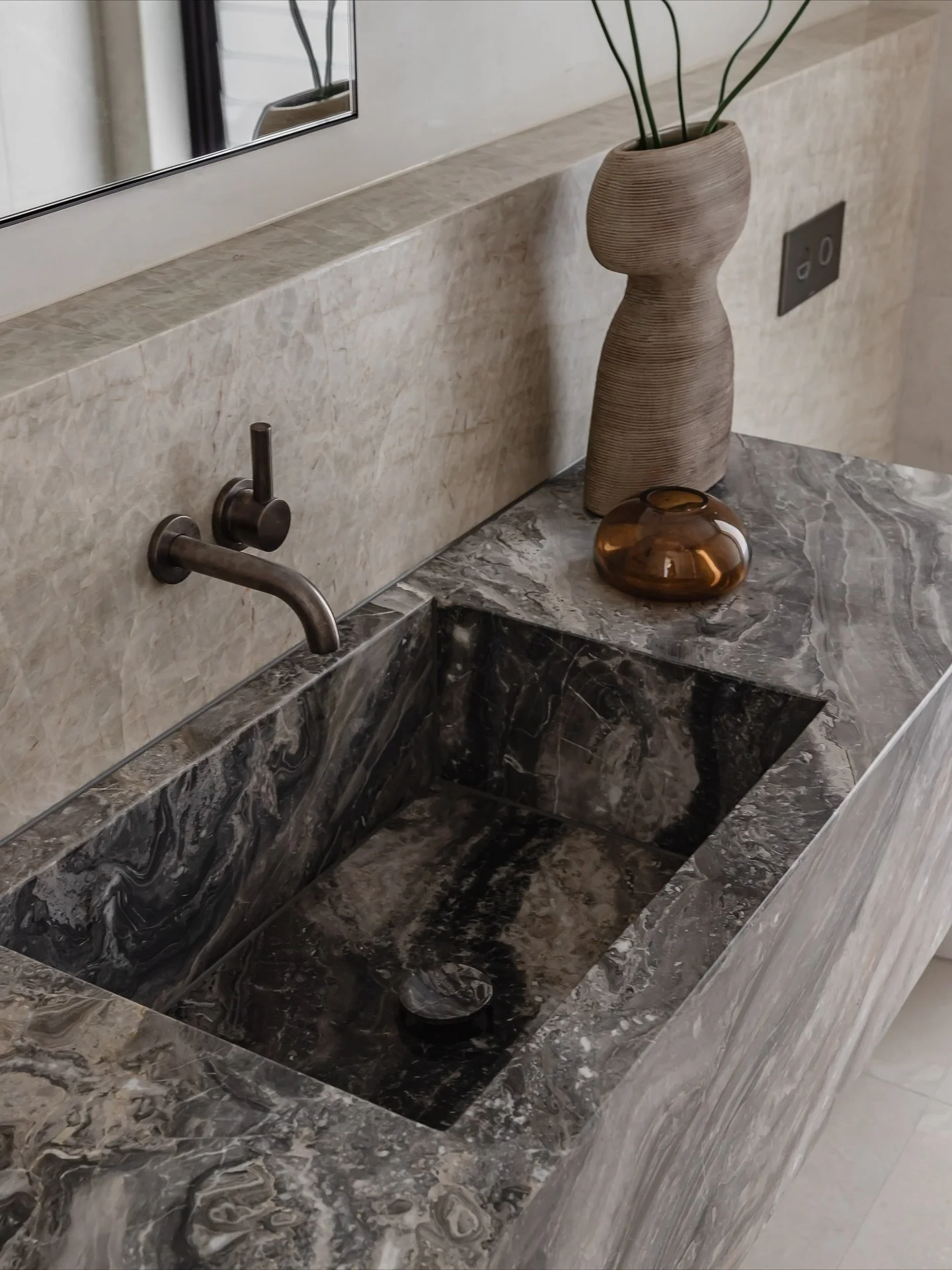 Layers of stone and warmth — a moment of stillness. ๐ค
Interior design @nazdesignstudio.au 
Styling @haus.of_e 
Photography @rem_designhouse 
#powderroom #interiordesign #marbledetails #luxuryinteriors #stonelove #designinspo #bathroomgoals #