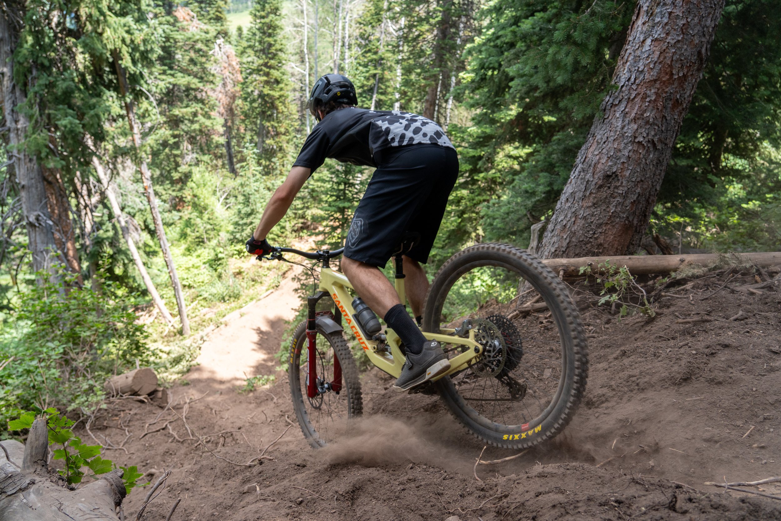 Mountain biker riding downhill | Photography by Anders Henrikson Photo 