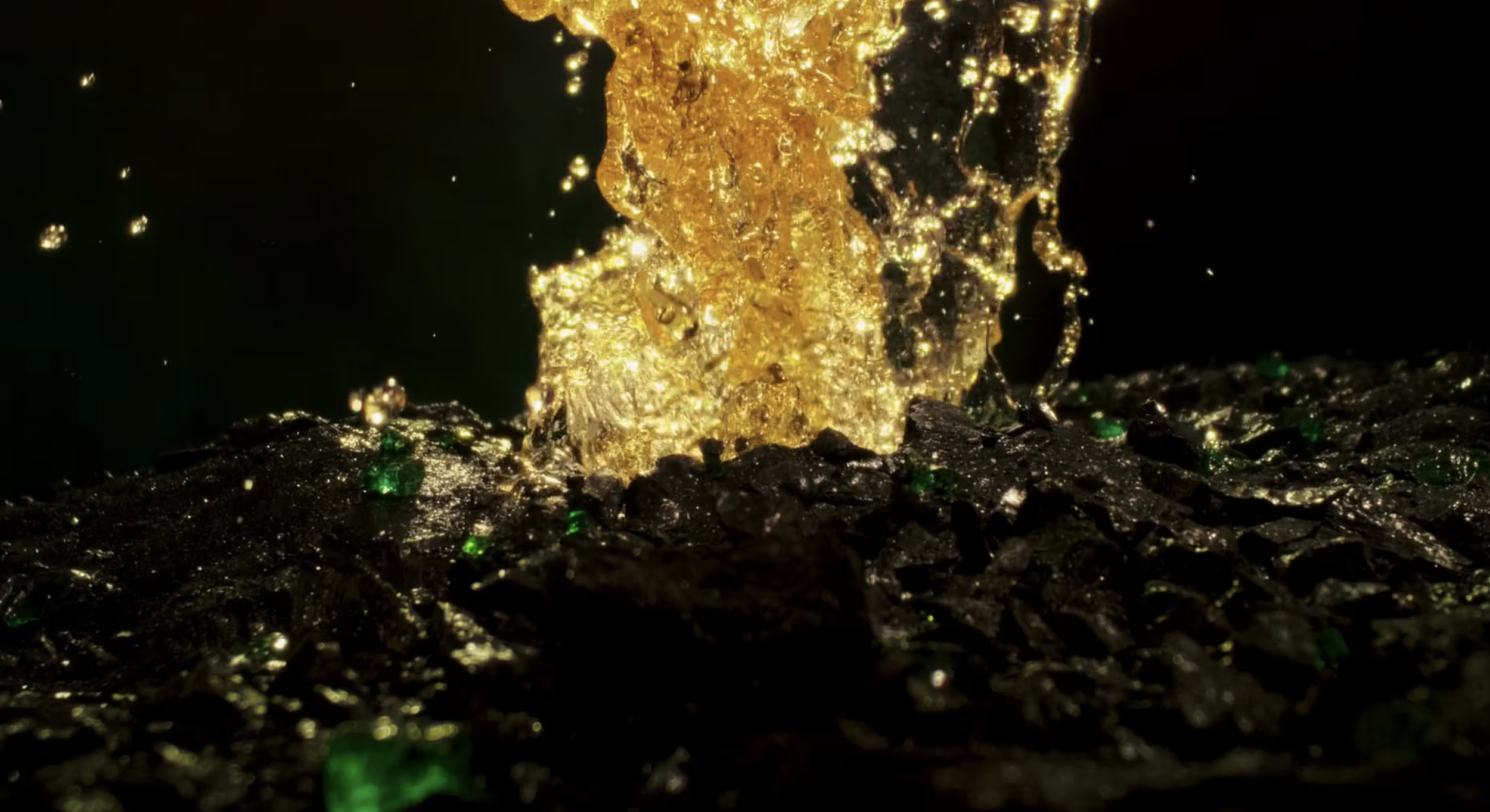 splash de liquido dorado