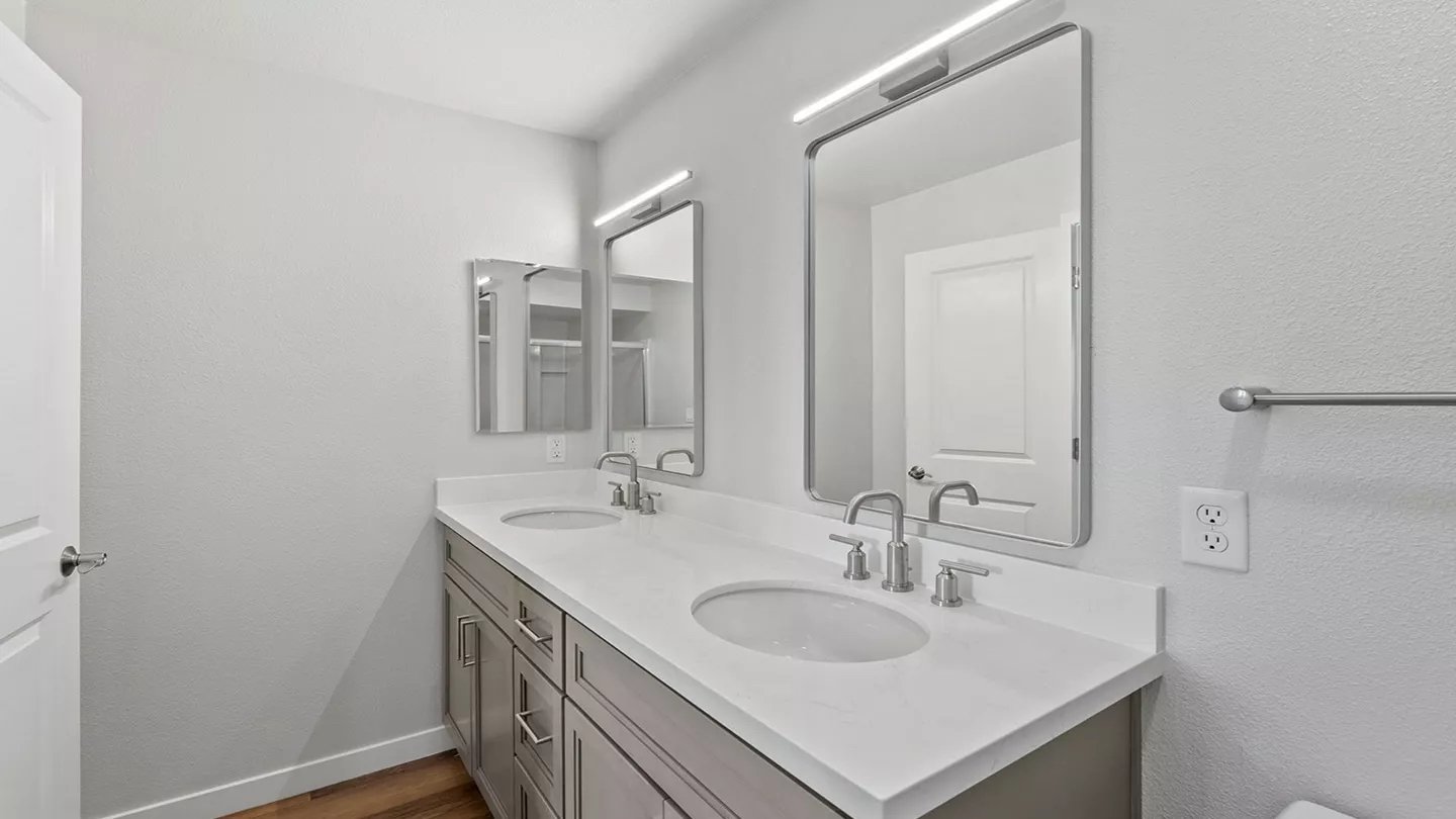 1920_PacificBayVistas_SweeneyRidgePremier_Unit21105_Bathroom04-1.jpeg