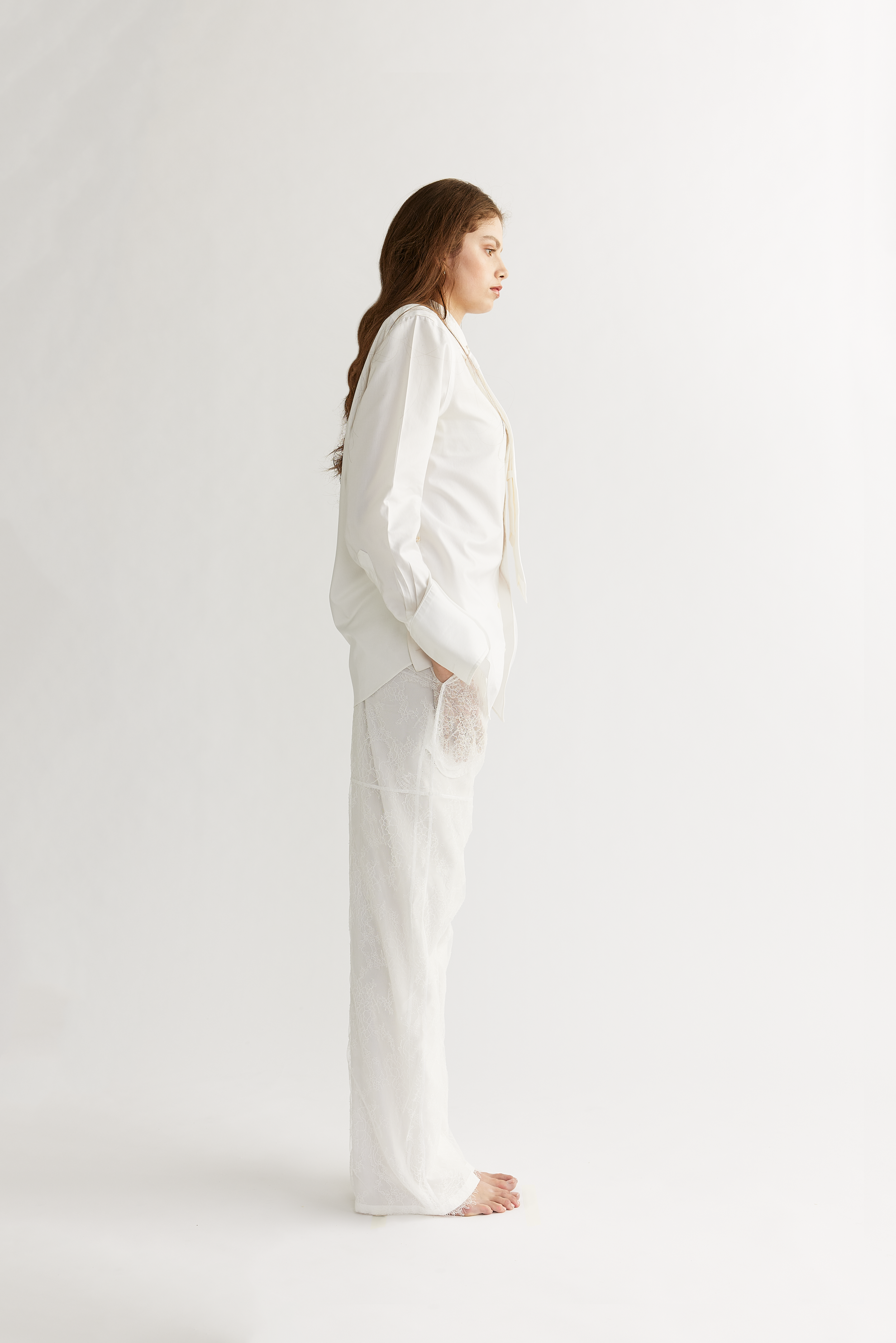 QUYEN_MOMENTO_SHIRT_INVERSE_TROUSER_SIDE_26090911095.png