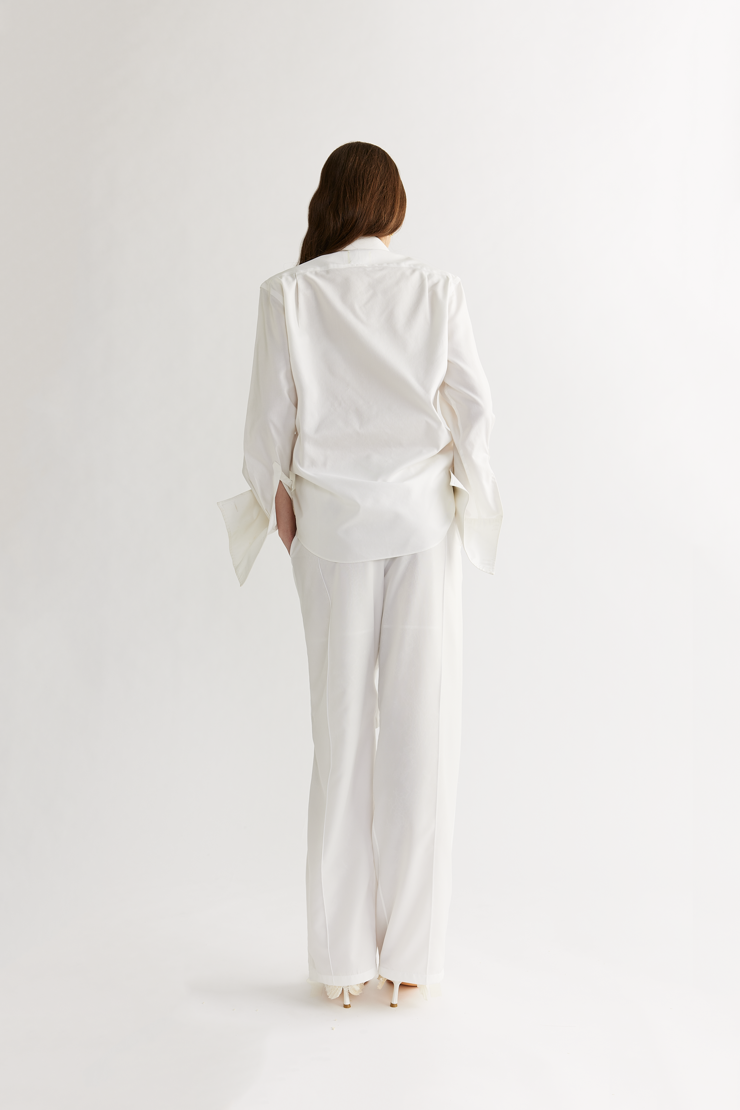 QUYEN_MOMENTO_SHIRT_INVERSE_TROUSER_BACK_26090910876.png