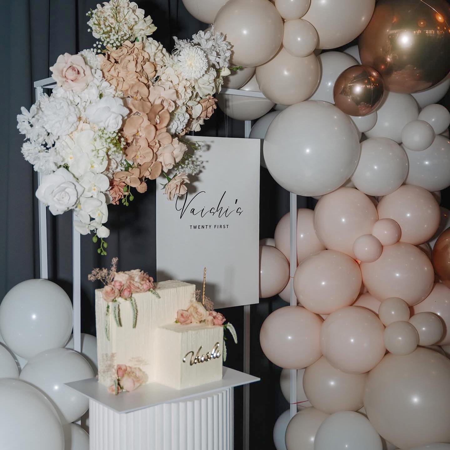 Celebrating Vaishi&rsquo;s 21st birthday in style ✨🤍 

#birthday #event #docklandsmelb #venue #waterfront #birthdaydecoration #birthdayvenue