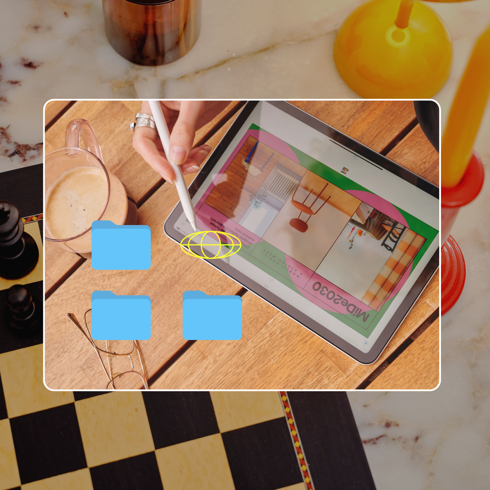 Imagem com profissional criando estratégia