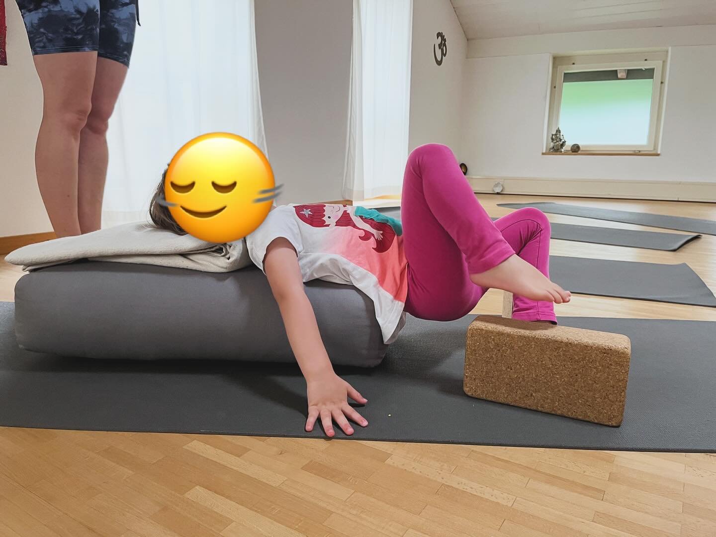 ENTSPANNUNG LERNEN - In unserem Workshop am Samstag haben wir gemeinsam mit unseren Kindern ein paar entspannende #yinyoga Positionen ausprobiert. Die Kinder haben es geliebt und ihre Eltern ganz flei&szlig;ig im nichts-tun kopiert. Magisch was passi