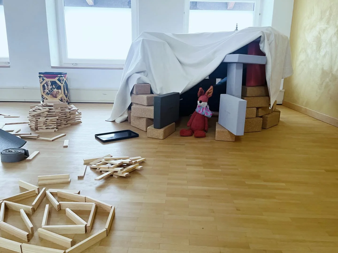 WIR SIND ZUR&Uuml;CK!
Vor einer Woche war es endlich so weit: Unser erster Family Yoga Workshop nach der Babypause &ndash; und wow, es war einfach magisch. ✨
Gleich zu Beginn haben die Kids mit unglaublich viel Fantasie ein riesiges Iglu gezaubert &n