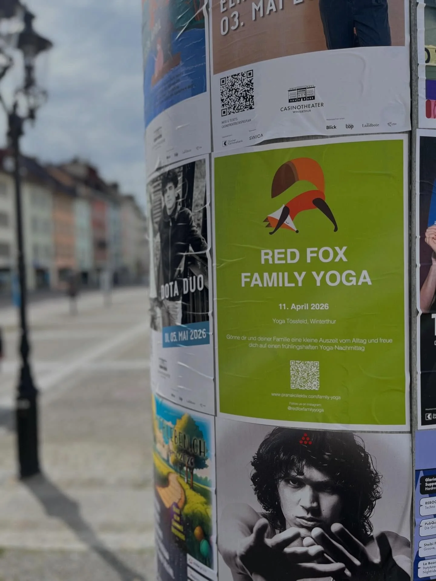 Family Yoga Workshop im Yoga T&ouml;ssfeld &ndash; diesen Samstag
In den letzten Tagen waren wir mit unserem Family Yoga Workshop auf 20 Litfa&szlig;s&auml;ulen in Winterthur pr&auml;sent &ndash; und nun steht er auch schon vor der T&uuml;r.
Am Samst