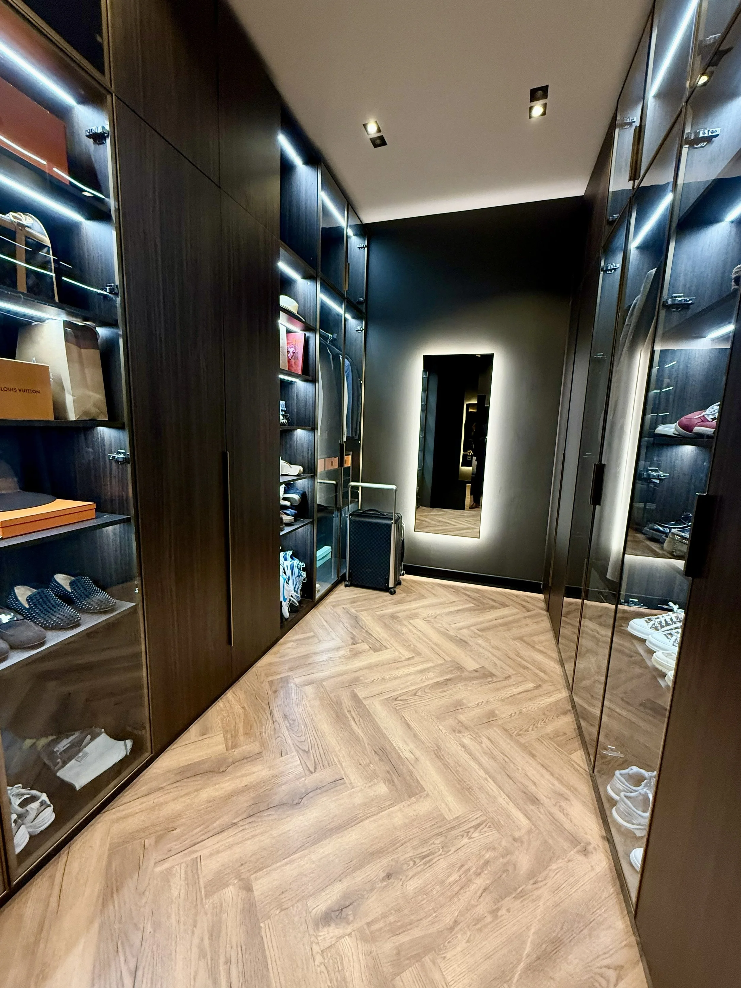 Walk-in garderobe ved entreen