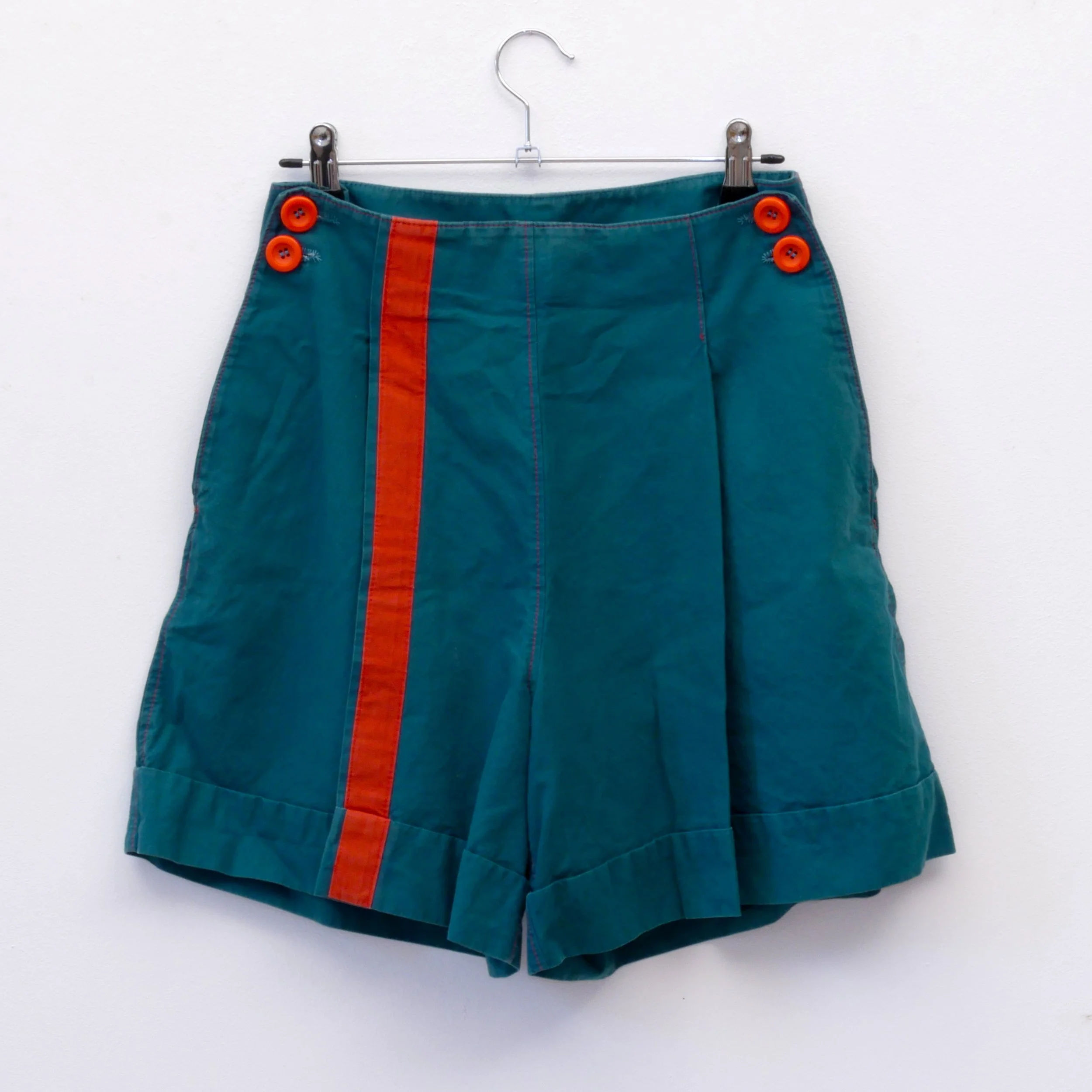 Short coton asymétrique avec boutons contraste
