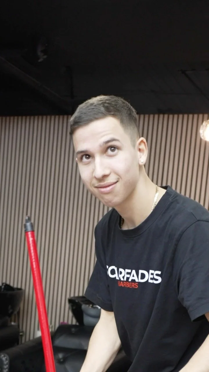 That one barber who’s got that exclusive timing — only busy when no one’s watching😮‍💨
#funny #fyp #skinfade #melbourne #barbershop #100kbarbers #barber #melbournebarber #localbarber #barberlife #scarfadesbarbers #trend #pov
