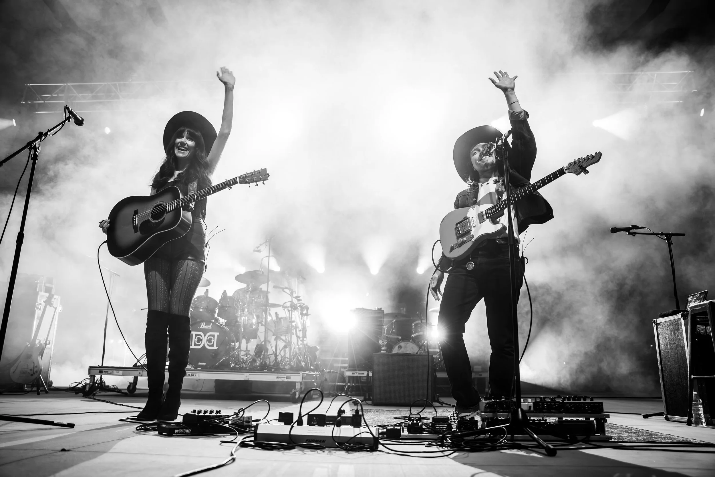 Yeehaw, Charlotte! What a righteous evening in the new fall air we had to together. Molly Tuttle and Houndmouth are all time music makers, and it&rsquo;s an honor to bring the light alongside them. Let&rsquo;s do it again tonight in Asheville! 

✨ De