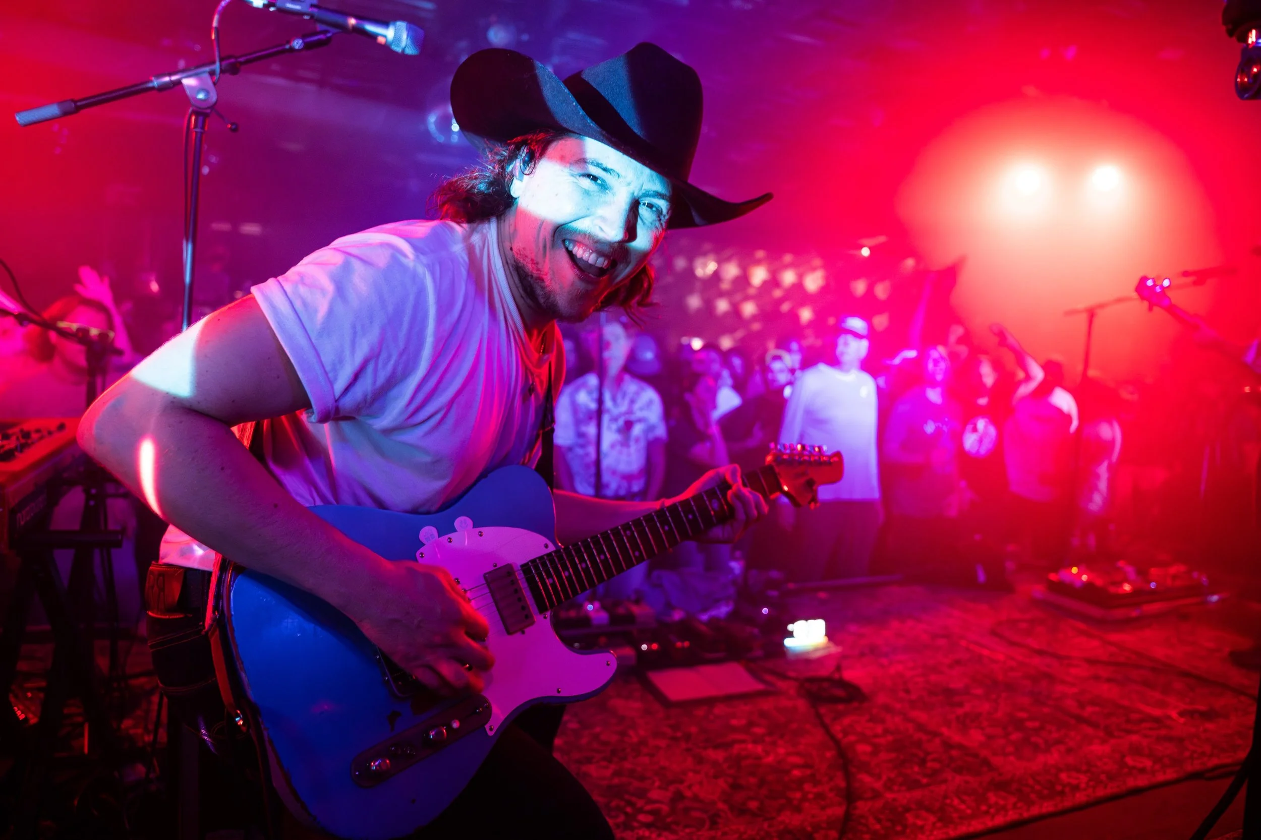 🤌 Gabagoolin&rsquo; around in my old home place of the Garden State. I love you, Joisey. In a place of no space and time. Thank you for packing out the Stone Pony with us! Let&rsquo;s get Cosmic at The Cap tonight, friends! 

#cosmiccountry 

📸 by 