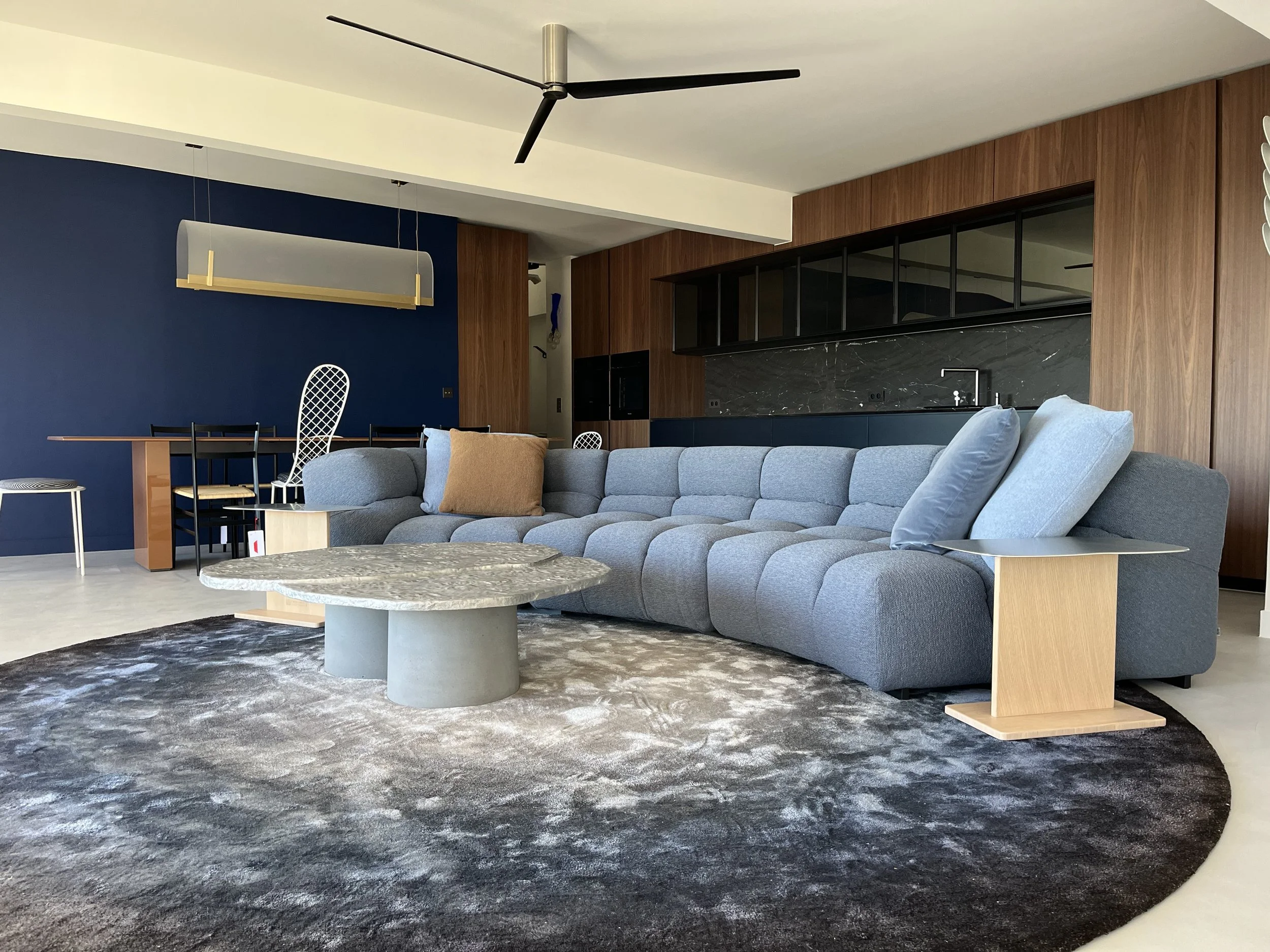 Rénovation d’un appartement à Juan-les-Pins : peinture complète &amp; béton ciré anthracite clair