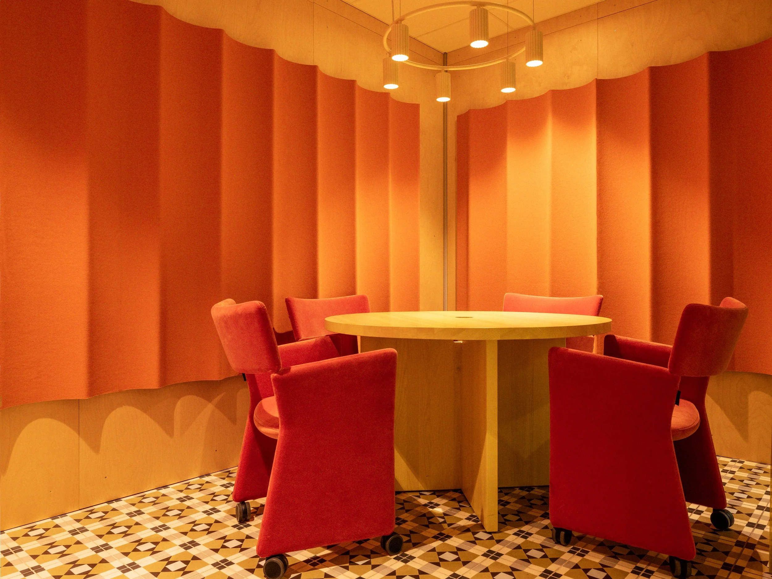 Mötesrum hos Telavox med akustikpaneler från abstrakta och stolar från massproductions.