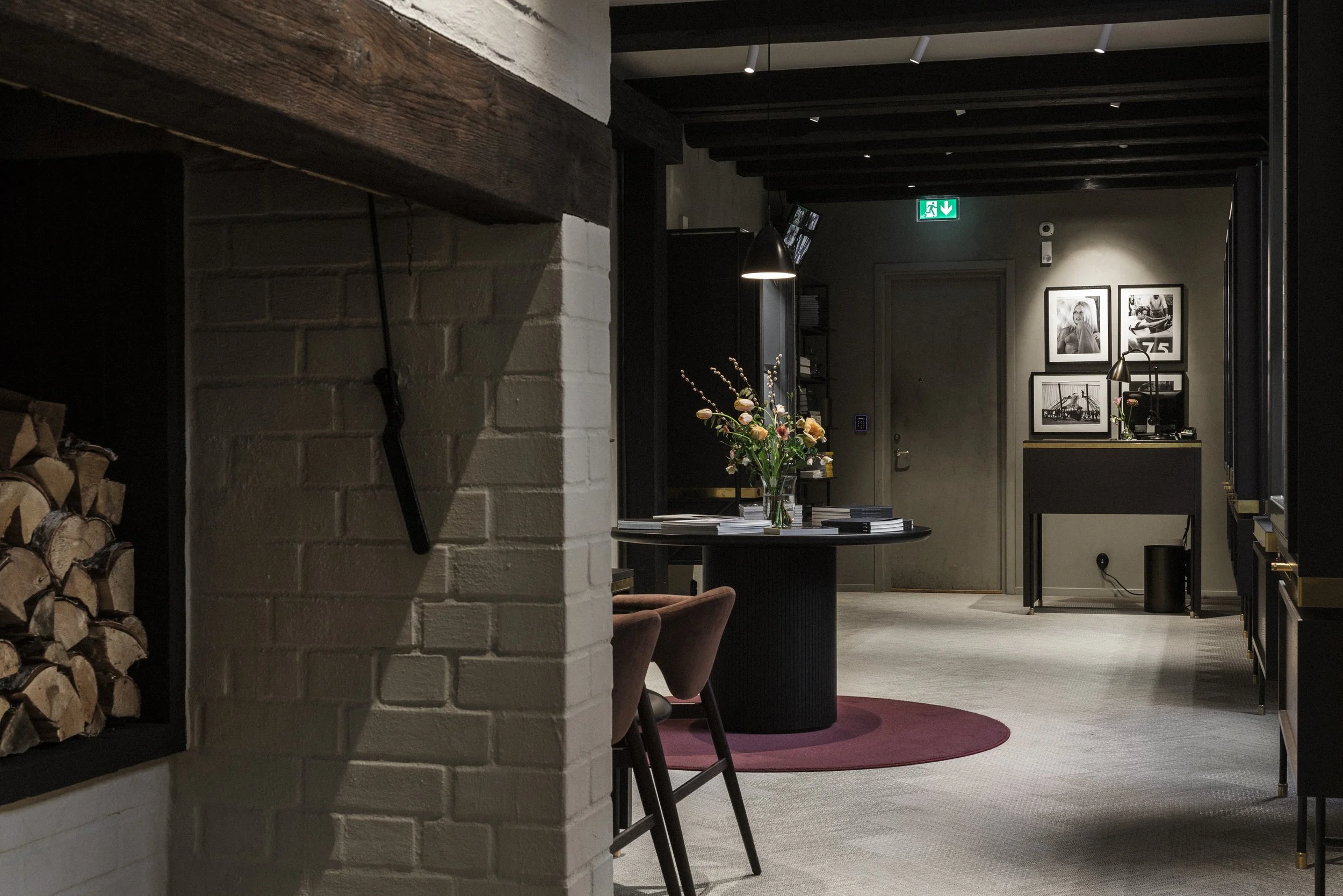 Vitmålad tegelvägg och bord med stor blomsterbukett hos Bergströms Ur i Malmö.