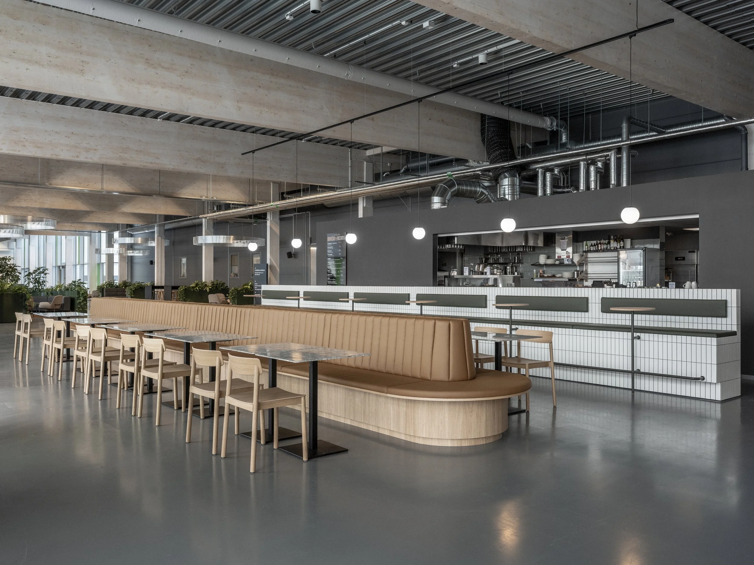 Arenatorget Ängelholm platsbyggd skinnsoffa i café