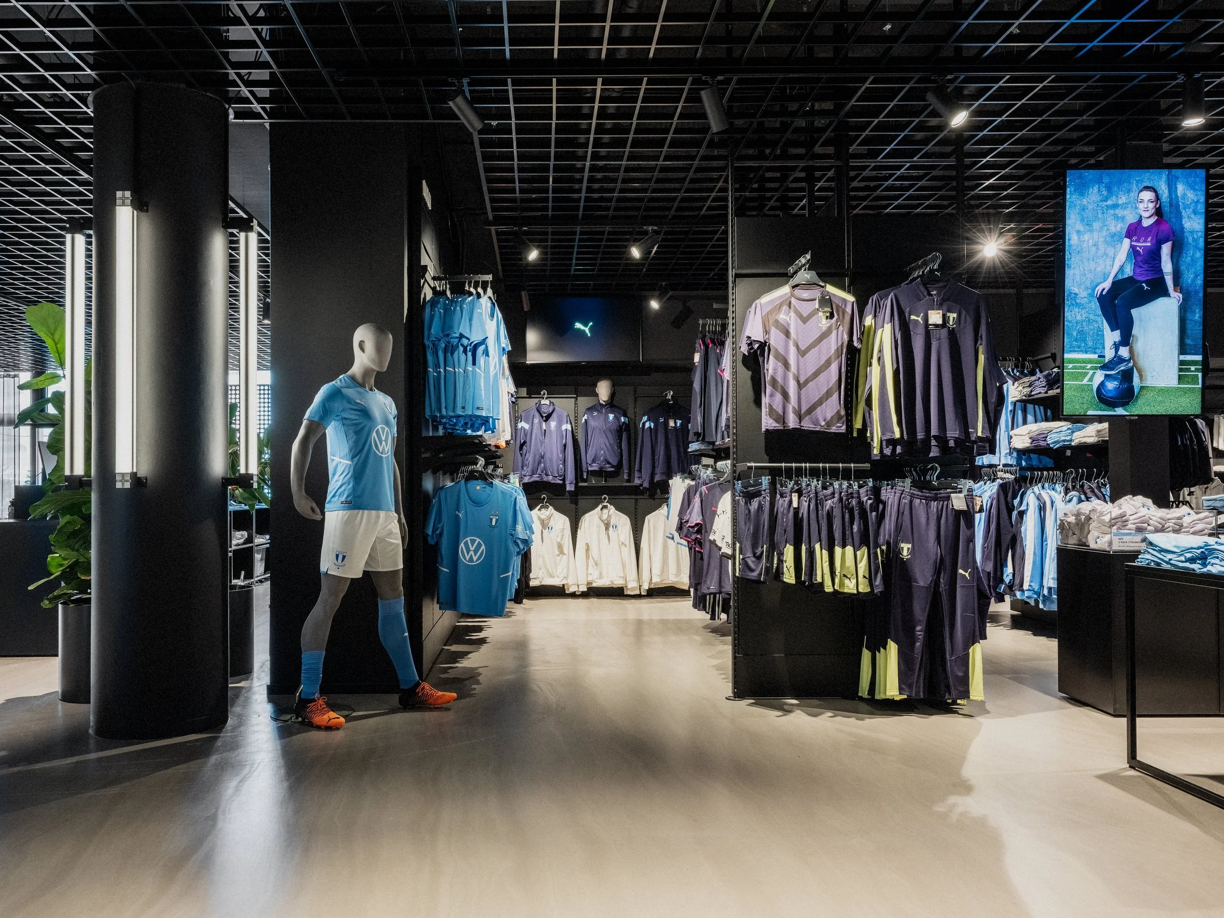 MFF butiksinredning med sporttröjor