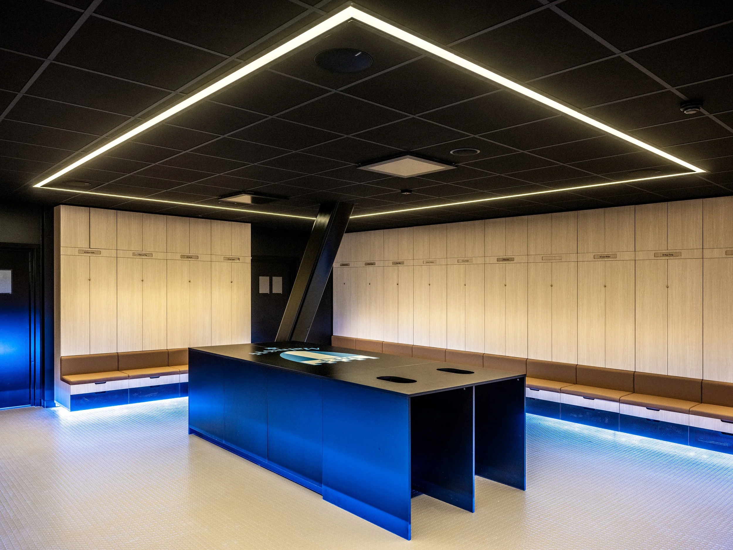 MFF Omklädningsrum med effektfull belysning i tak och specialgjorda omklädningsskåp.